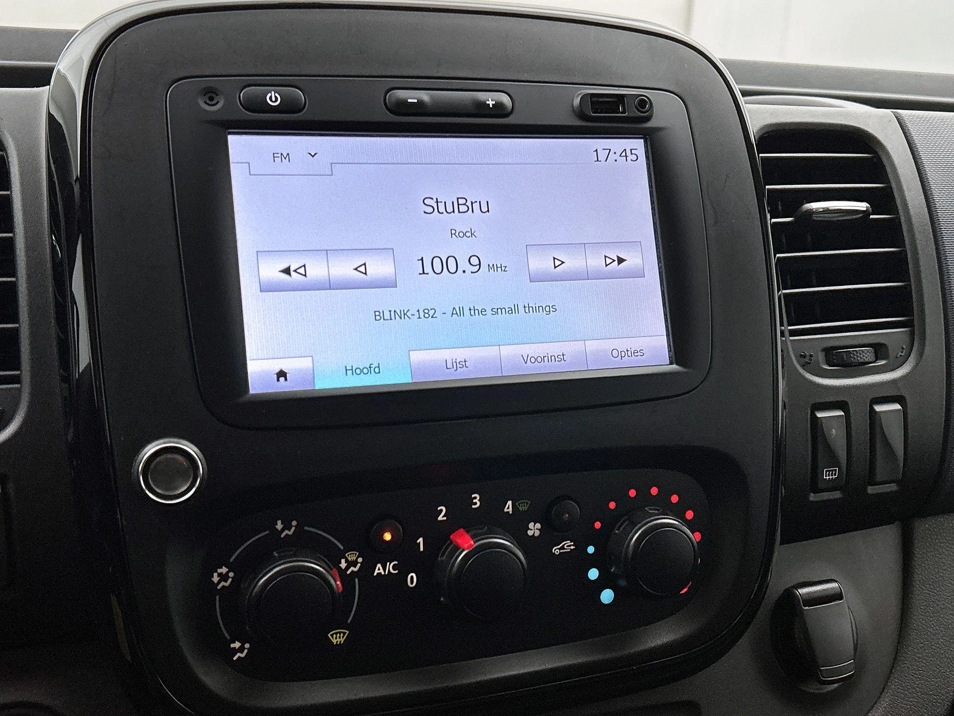 Opel-Vivaro-image-10