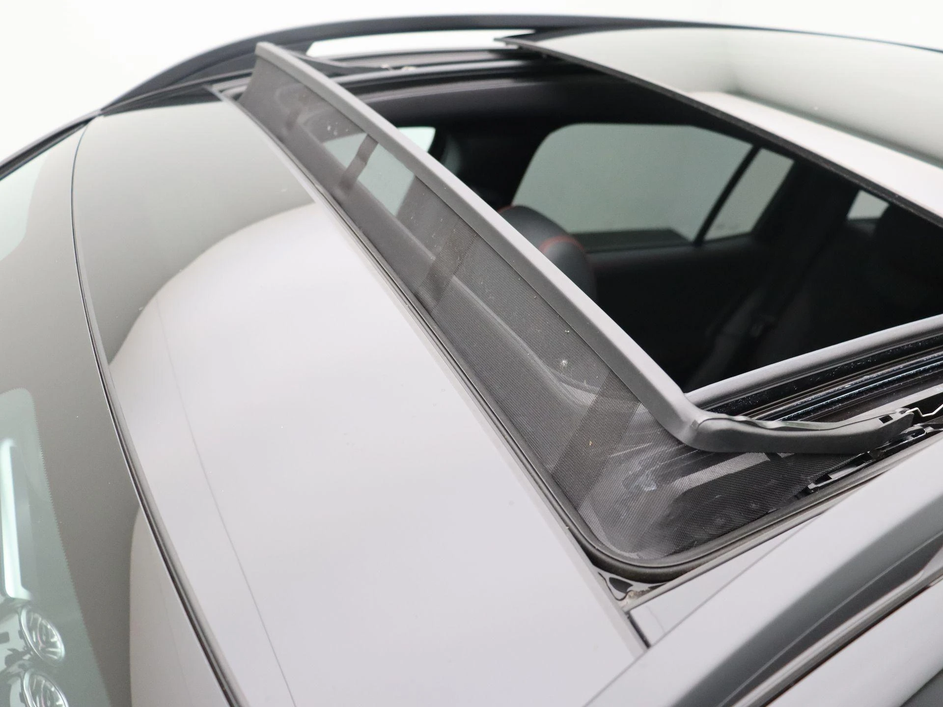 Mercedes-Benz-EQB-image-16