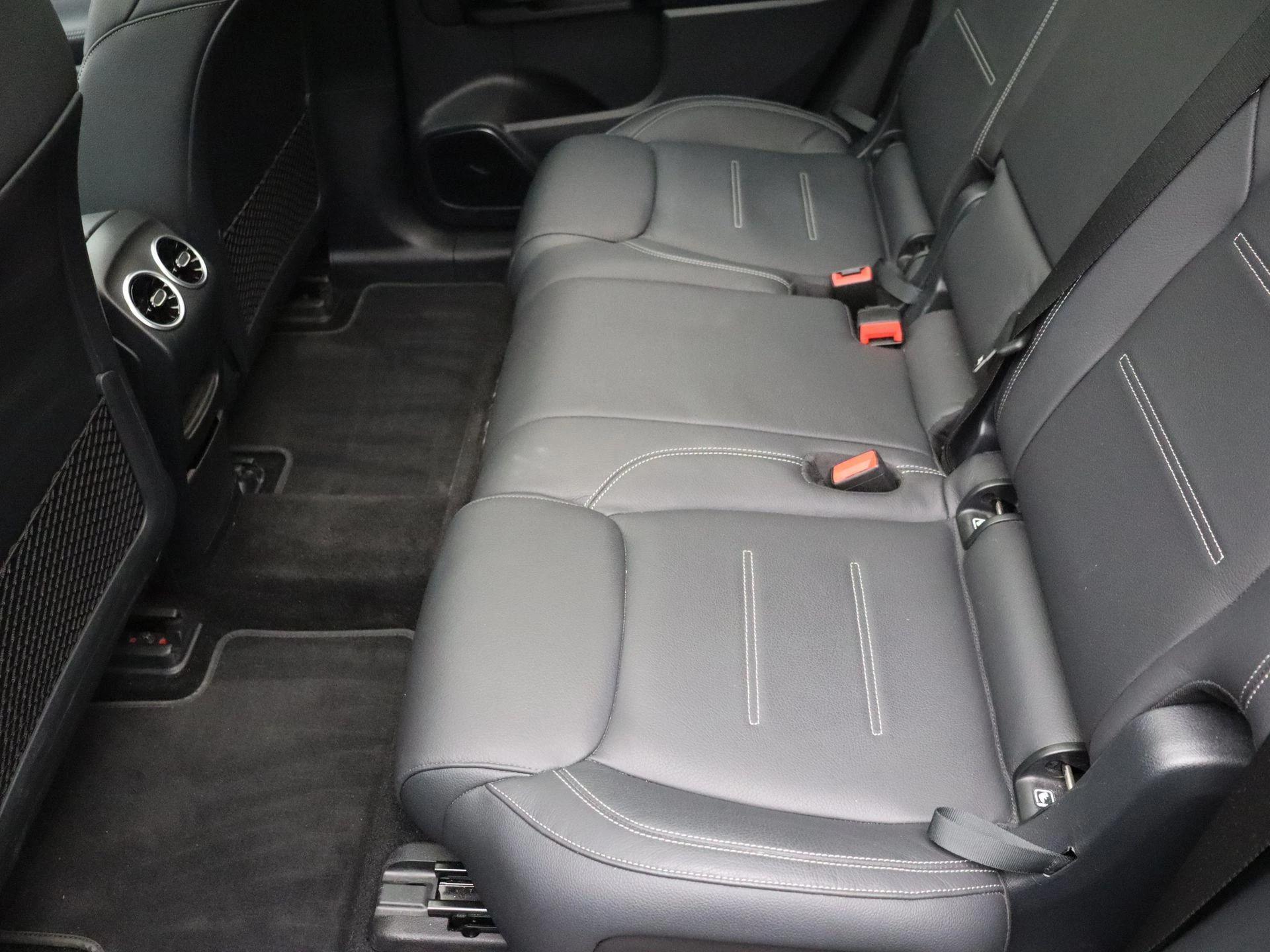 Mercedes-Benz EQB 350 4MATIC AMG Line + LEDER + PANO + BURMESTER + HEAD UP + CARPLAY +