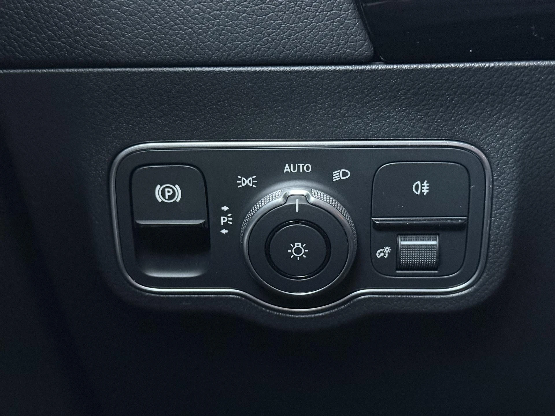 Mercedes-Benz-GLA-image-25
