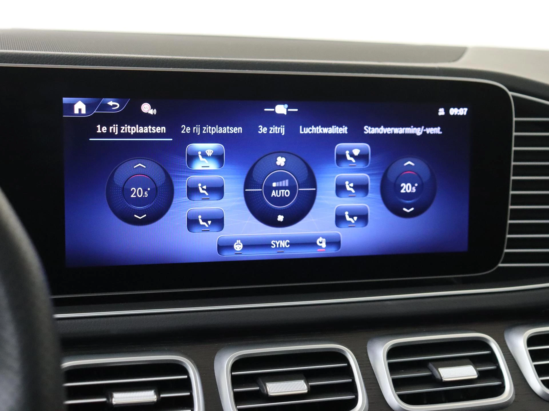 Mercedes-Benz-GLS-image-21