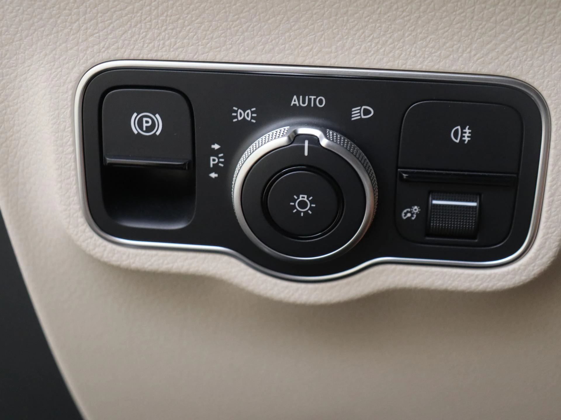 Mercedes-Benz-EQB-image-24