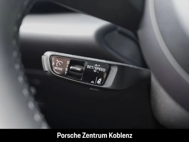 Porsche Macan 4 -