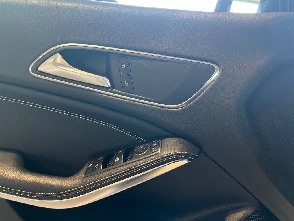 Mercedes-Benz-CLA 180-image-7