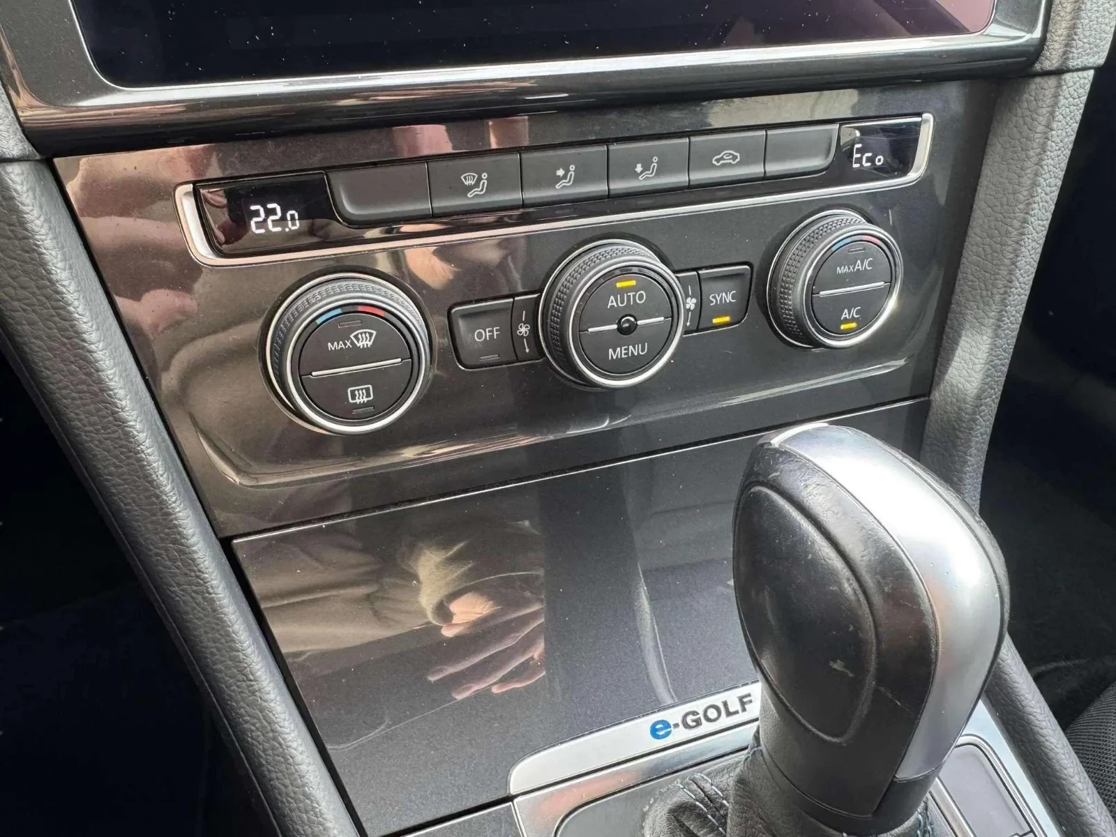 Volkswagen-e-Golf-image-17