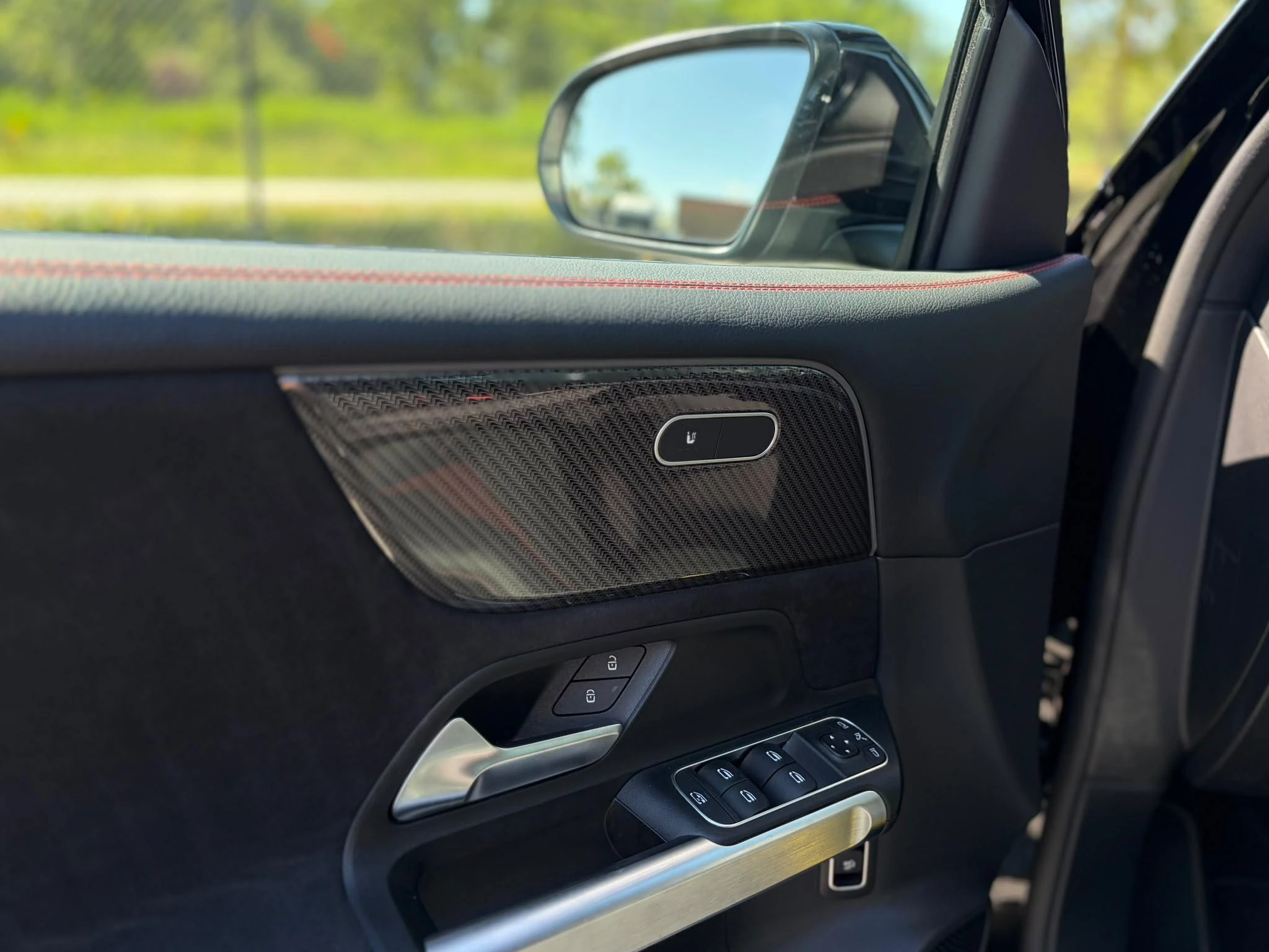 Mercedes-Benz GLB 180 AMG Line + PANO DAK + TREKHAAK + CARPLAY + SURROUND VIEW +