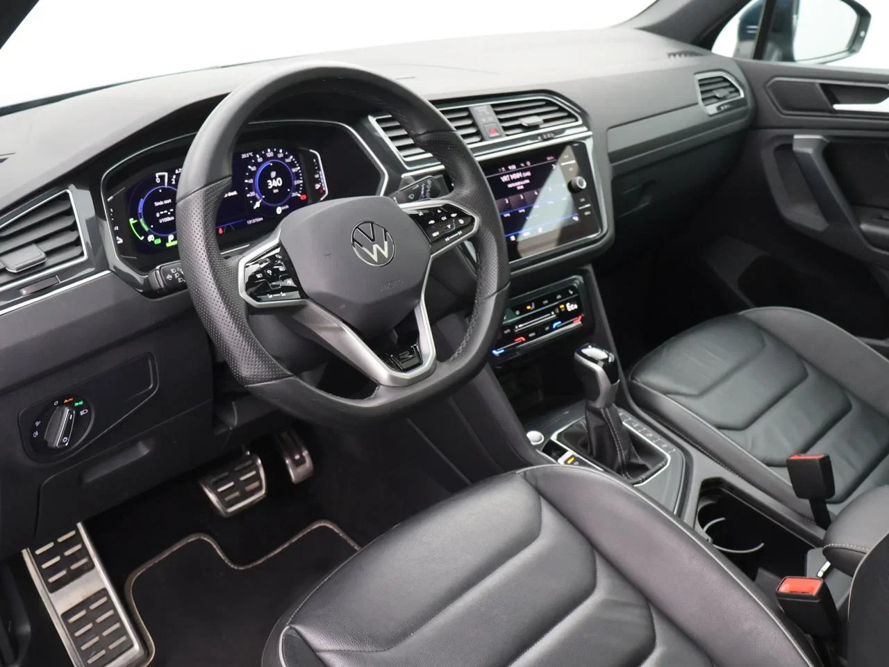 Volkswagen Tiguan eHybrid (PHEV) Tiguan eHybrid 1.4 TSI 150pk R-Line AUTOMAAT*NAVI*PANO*ADAPTIVE*TREKHAAK