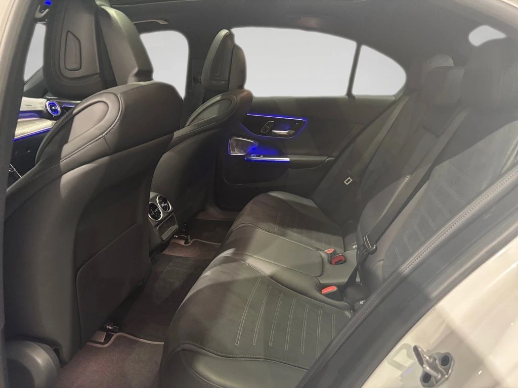 Mercedes-Benz-C-Klasse 300-image-9