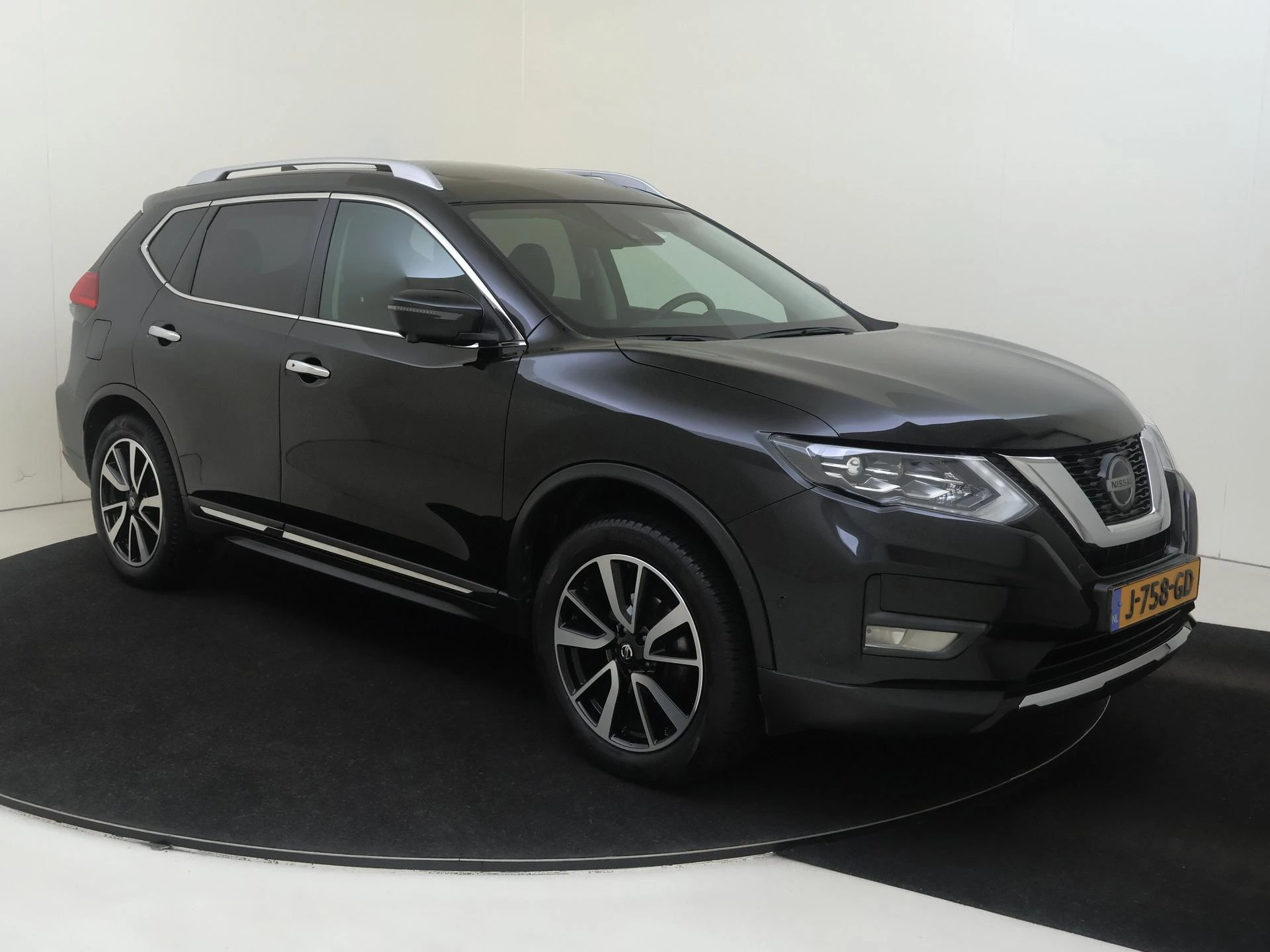 Nissan-X-Trail-image-1