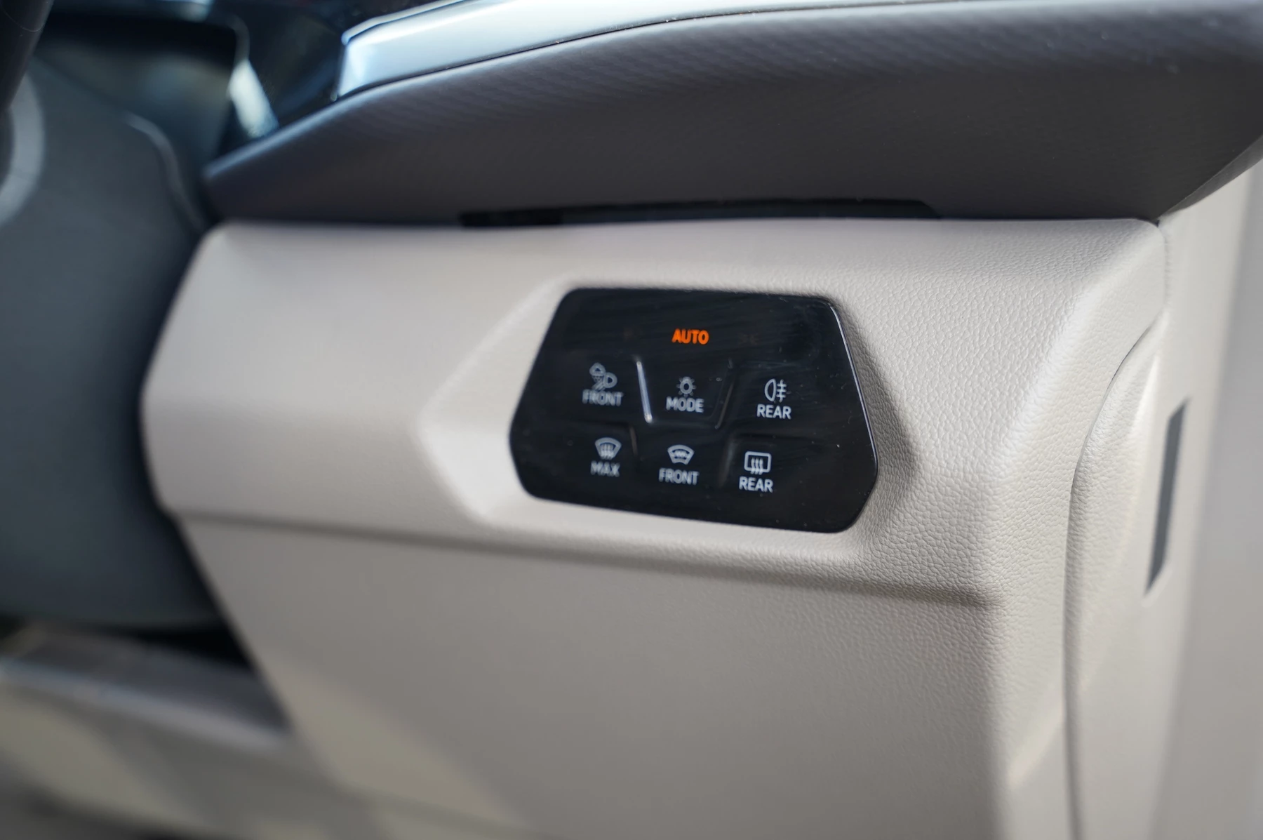 Volkswagen-Multivan-image-21