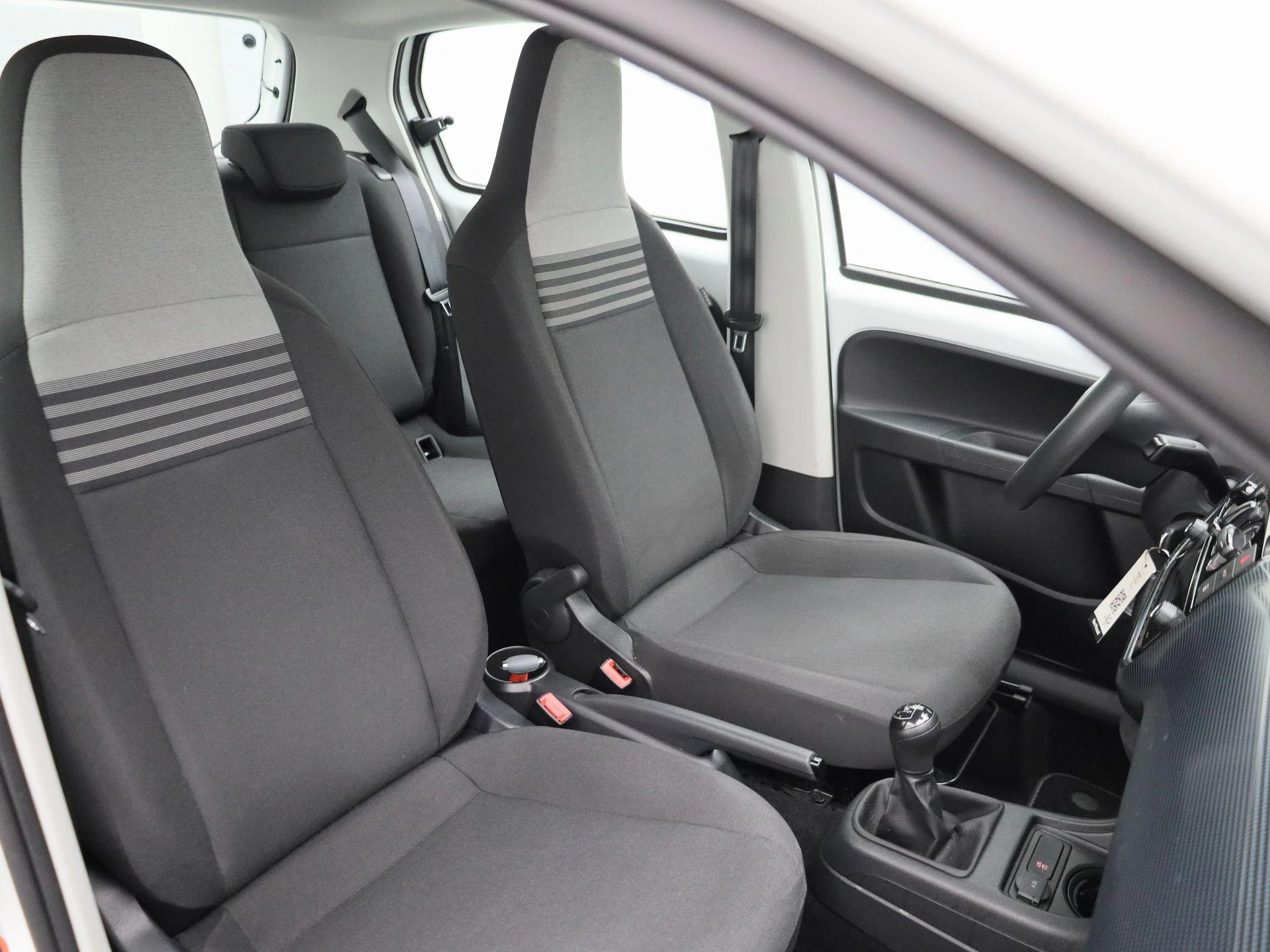 Volkswagen-up!-image-27