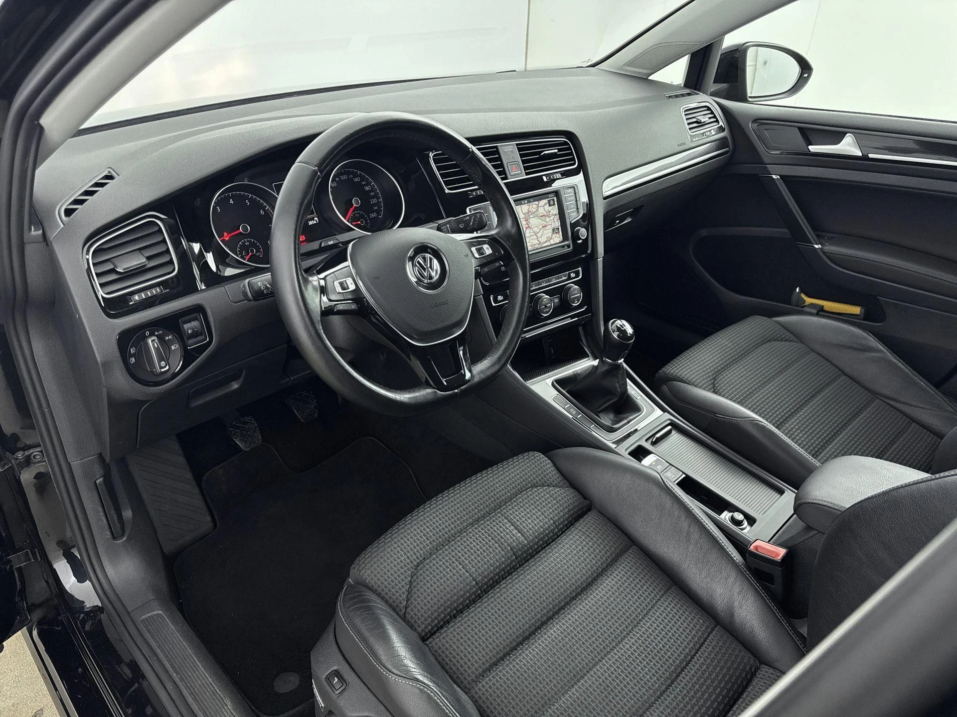 Volkswagen-Golf-image-7