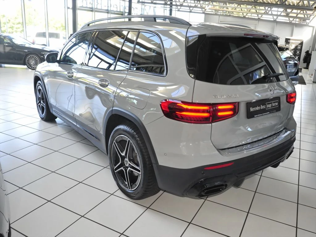 Mercedes-Benz-GLB 200-image-4