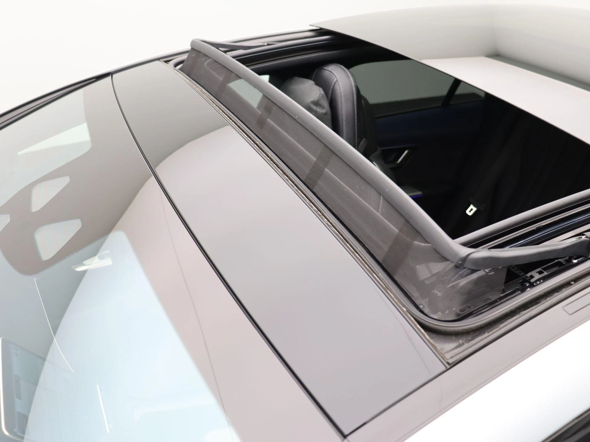 Mercedes-Benz-EQE-image-17