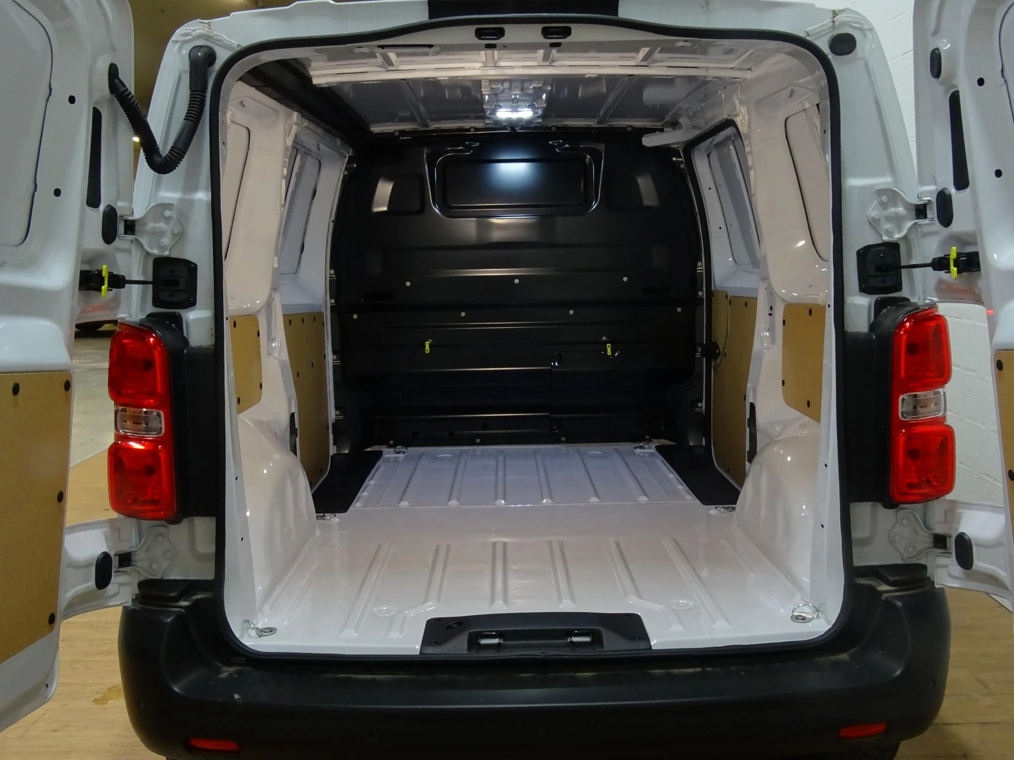 Opel-Vivaro-image-12