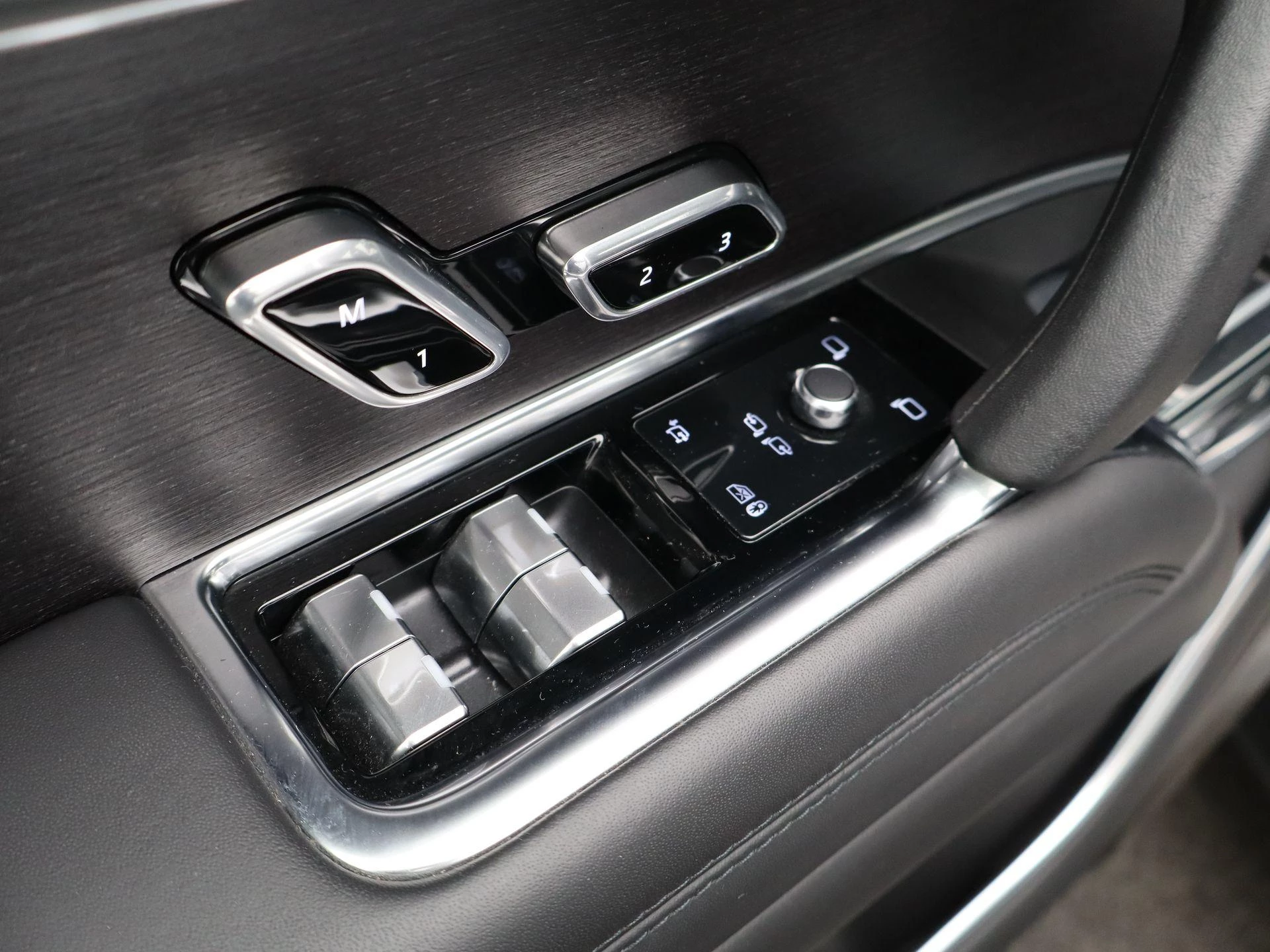 Land Rover-Range Rover-image-32