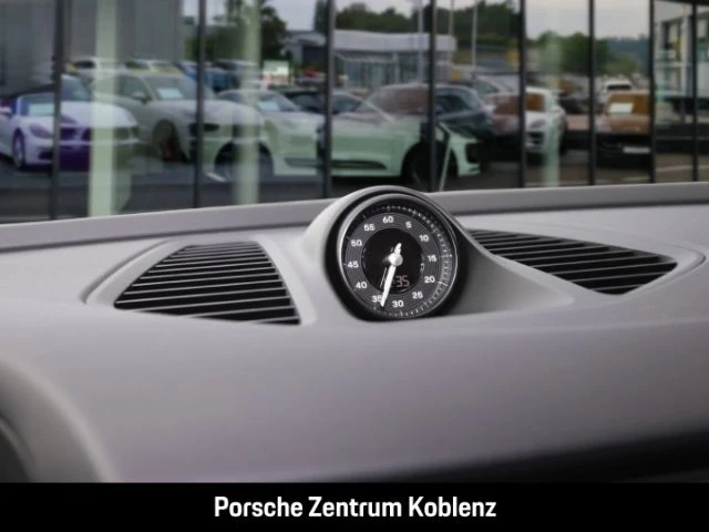 Porsche Macan 4 -