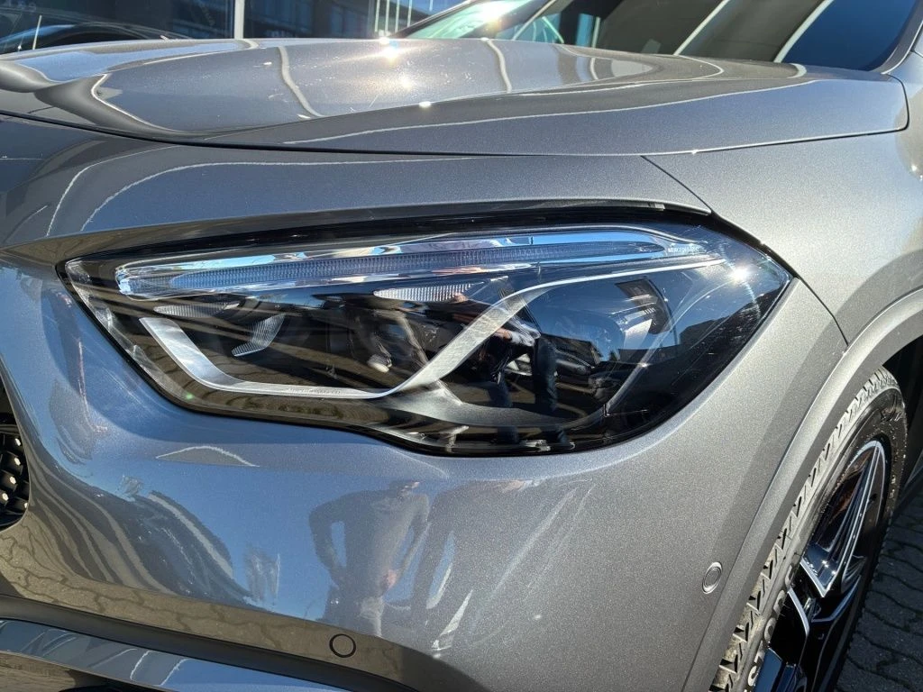 Mercedes-Benz-GLA 200 d-image-4