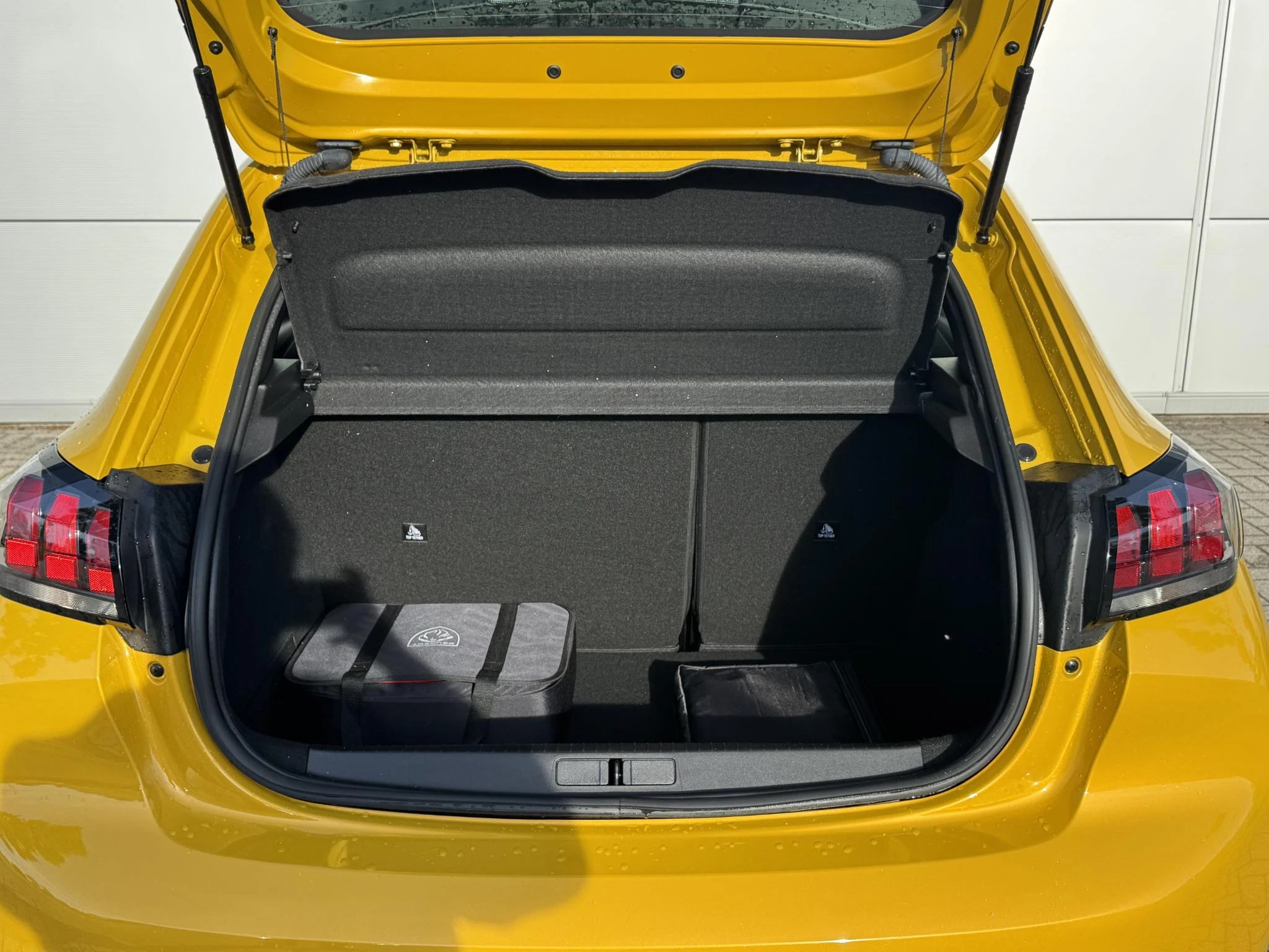 Peugeot-e-208-image-21