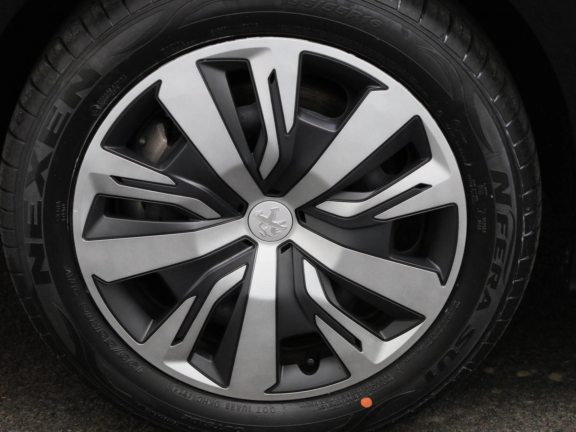 Peugeot-e-208-image-14