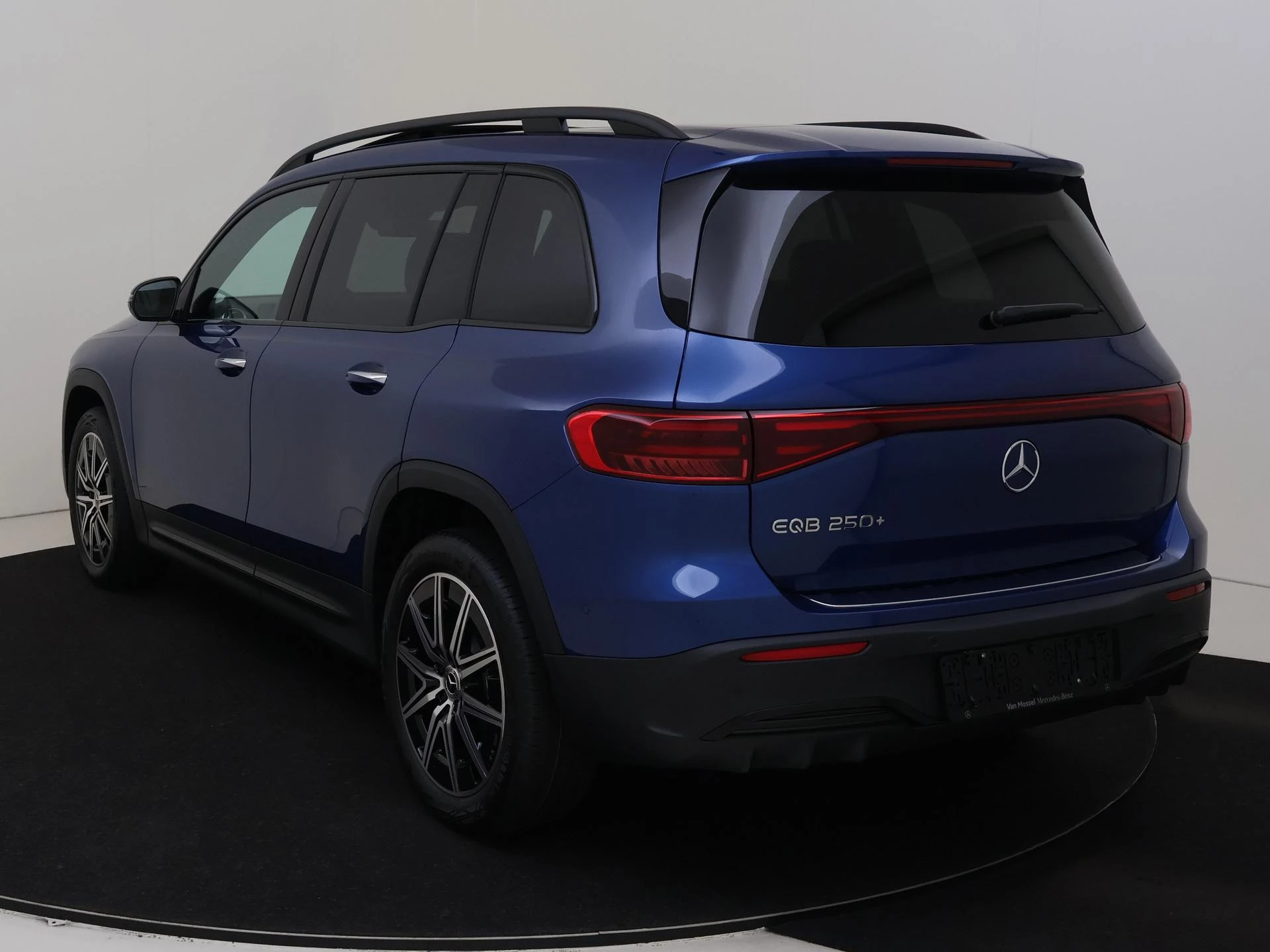 Mercedes-Benz-EQB-image-2