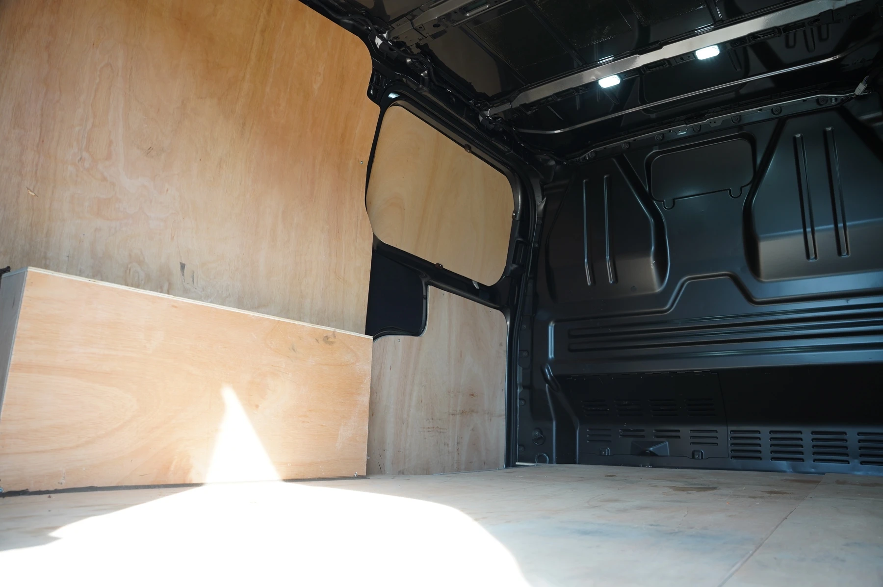 Volkswagen-Transporter-image-8