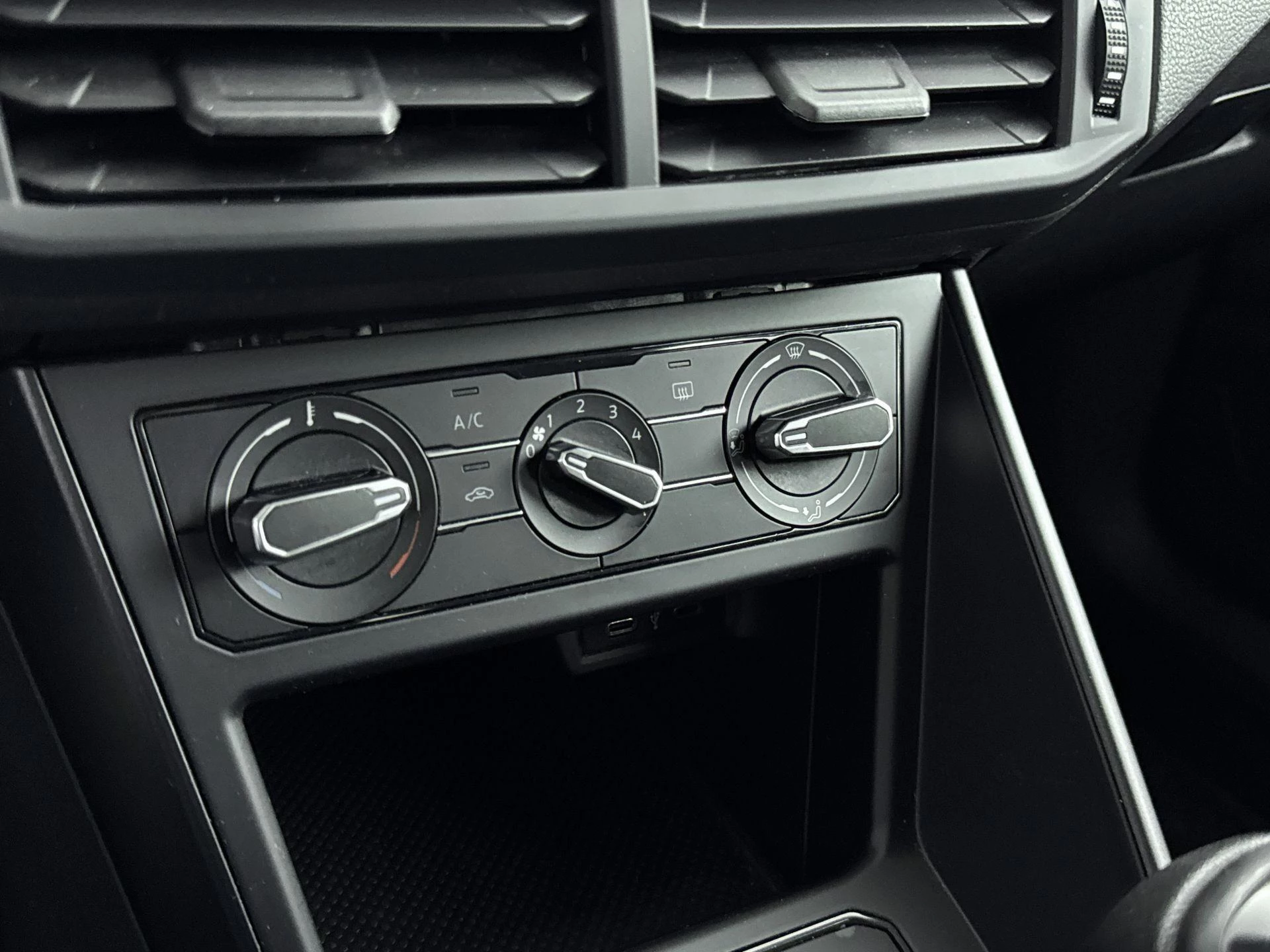 Volkswagen-Polo-image-18