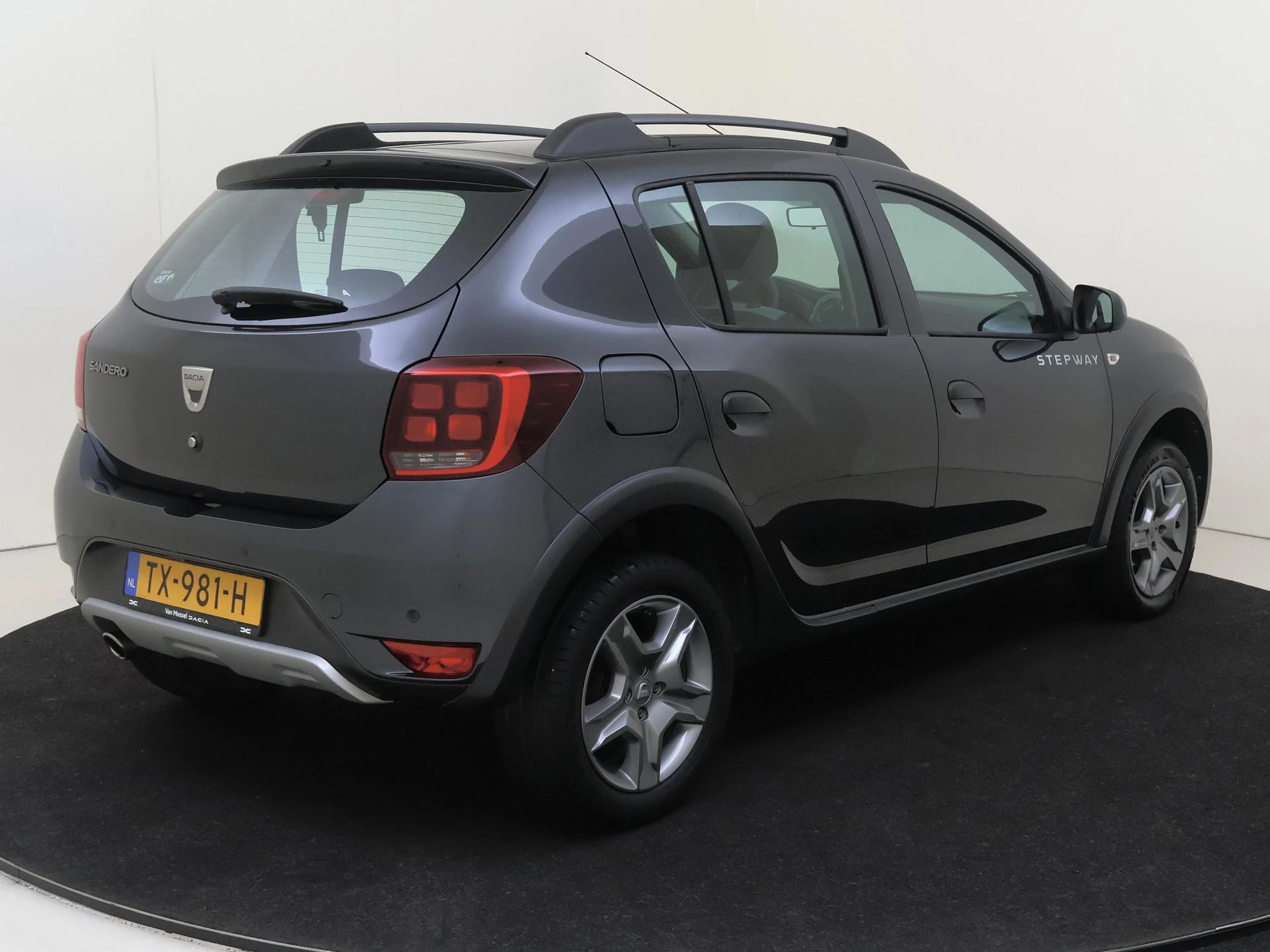 Dacia-Sandero Stepway-image-3
