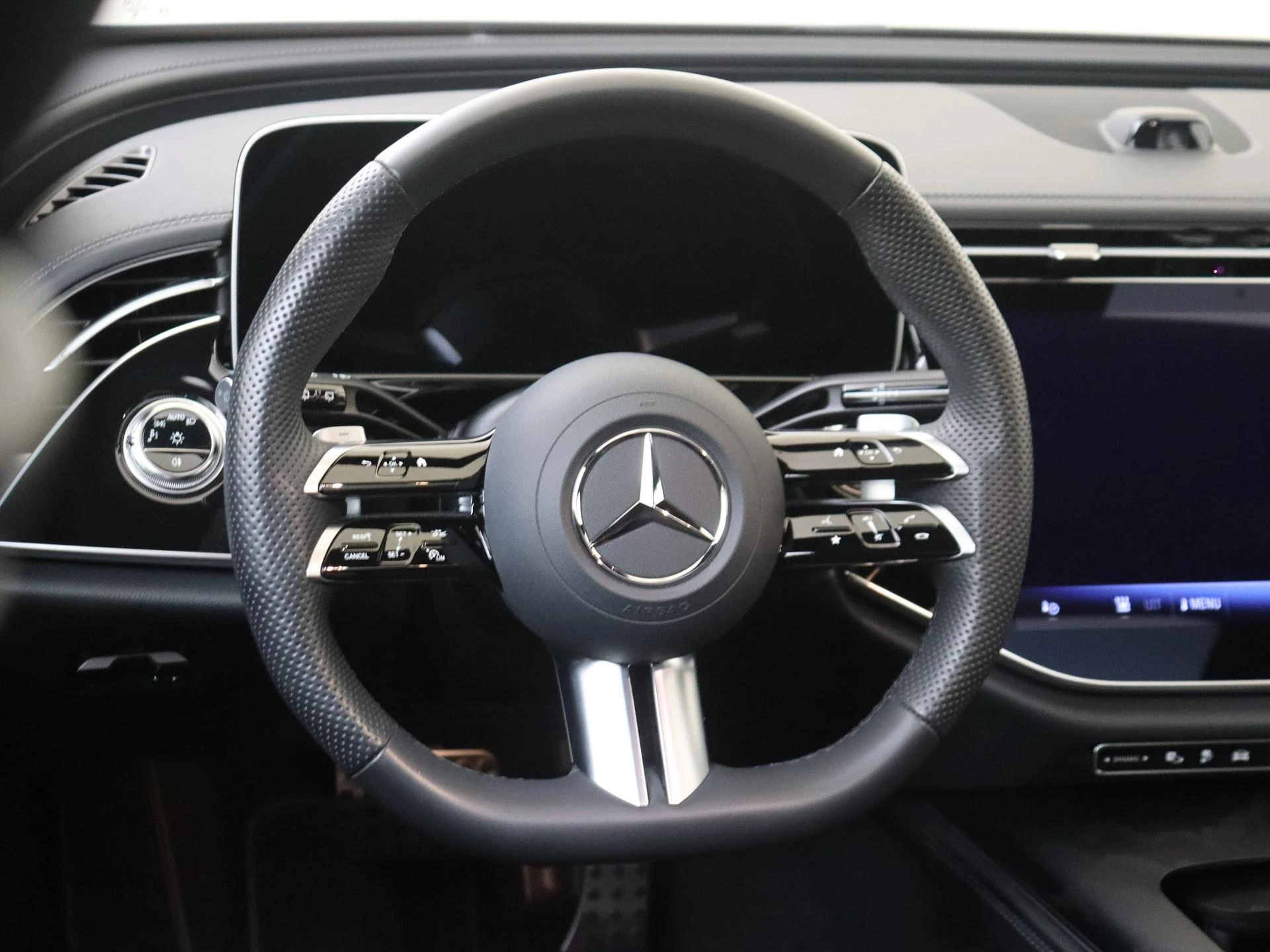 Mercedes-Benz-E-Klasse-image-9