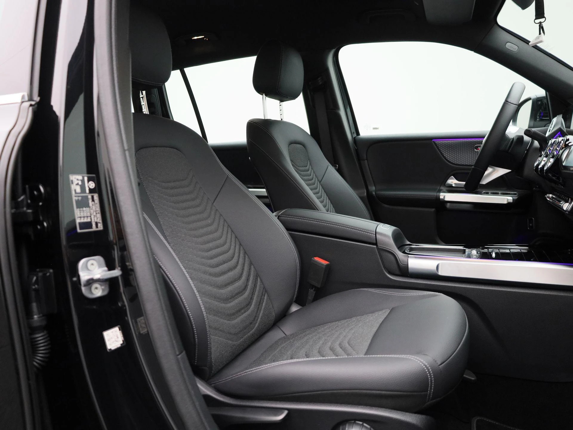 Mercedes-Benz-GLB-image-39