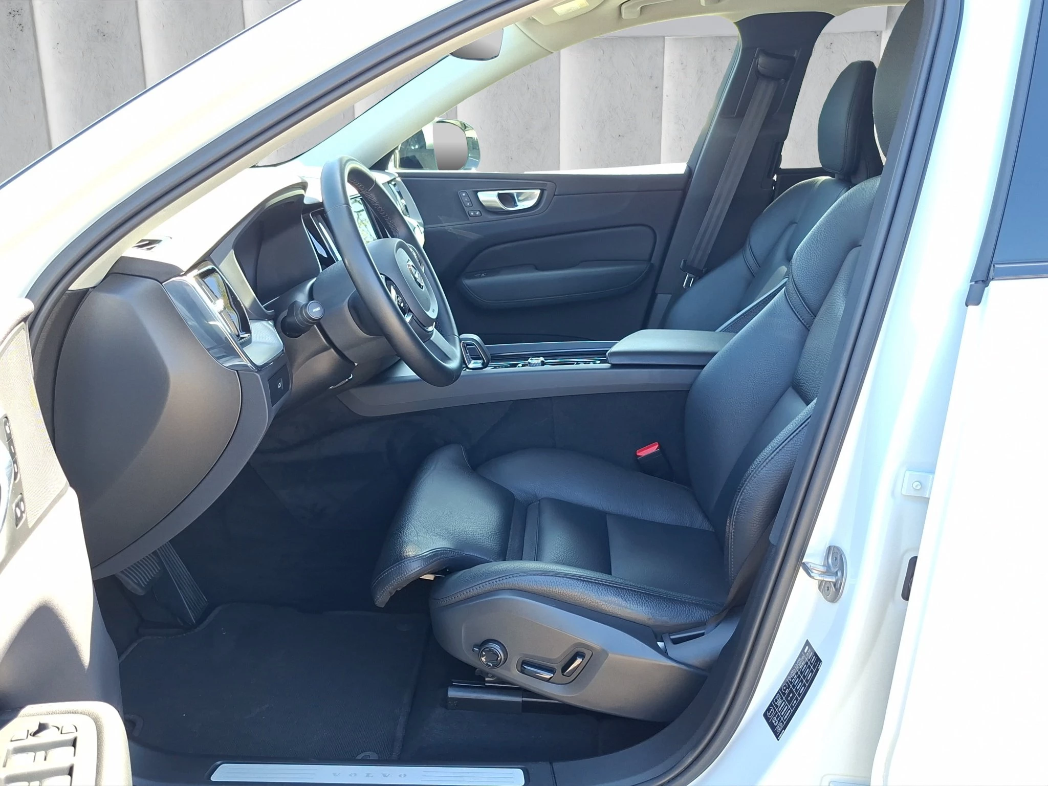 Volvo XC60 B4 Plus Dark 2.0 MHEV Aut. | LED | ACC | GJR | RFK | LEDER | SHZ