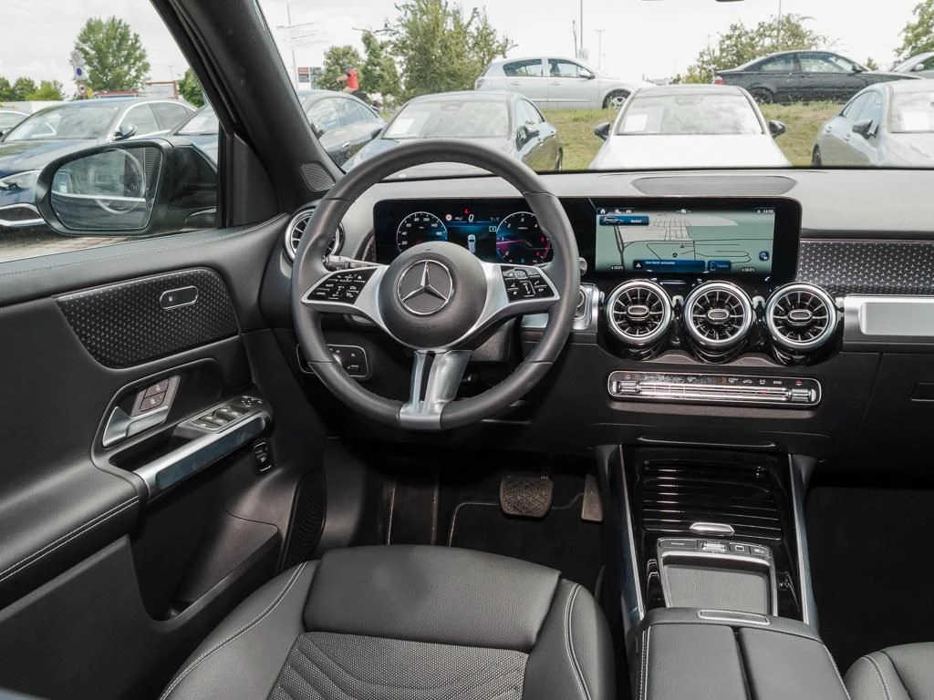 Mercedes-Benz-GLB 200 d-image-9