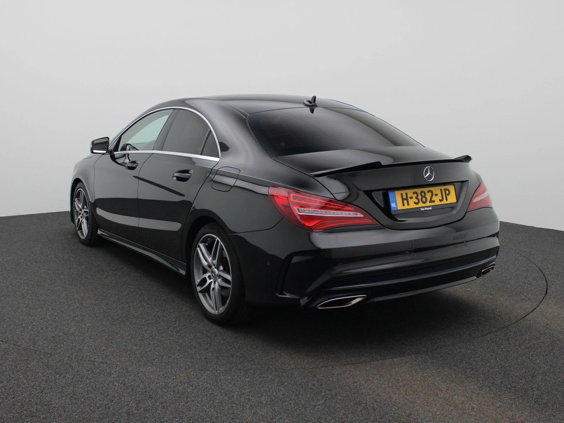Mercedes-Benz-CLA-image-1