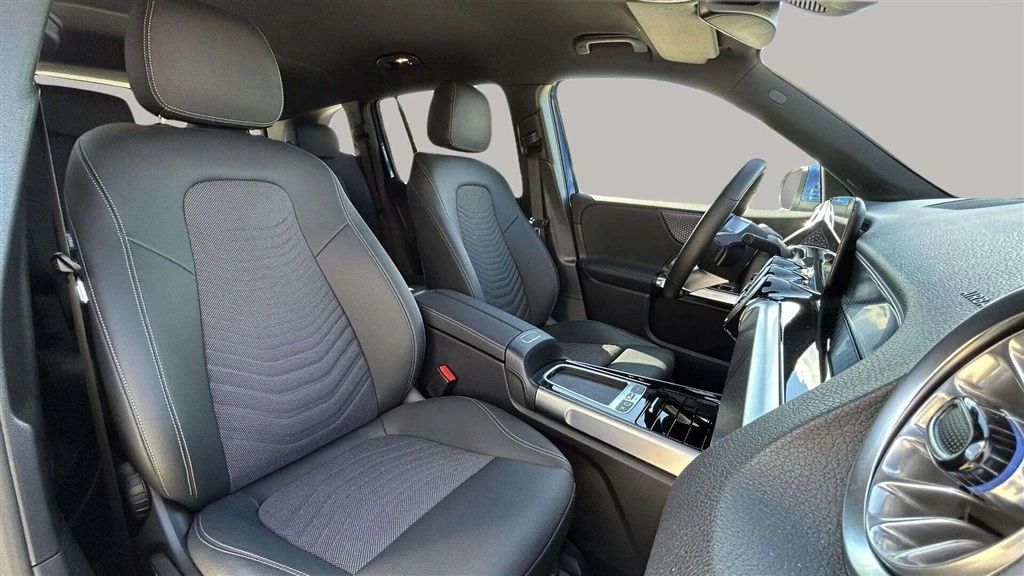 Mercedes-Benz-EQB-image-18
