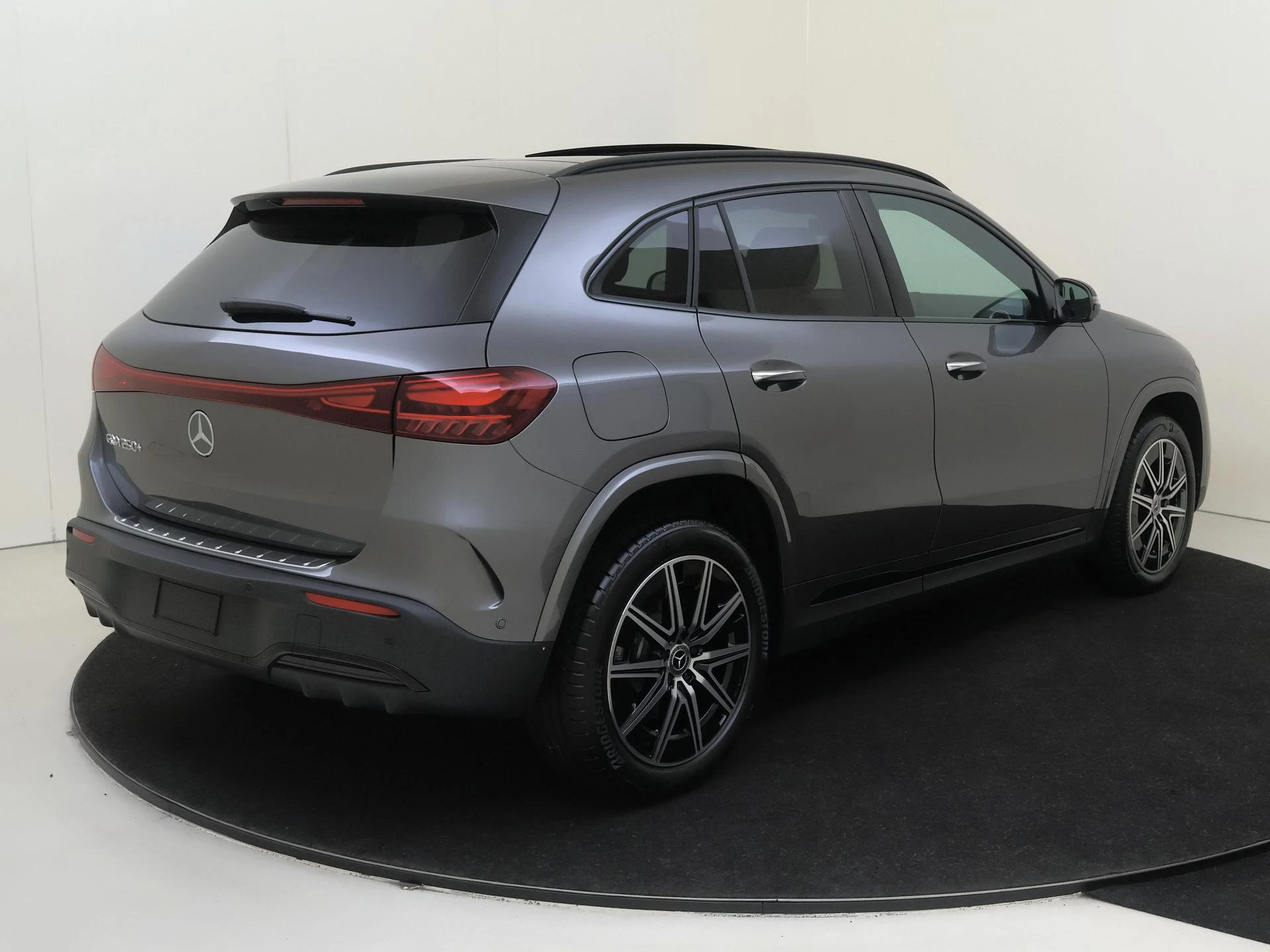 Mercedes-Benz-EQA-image-3