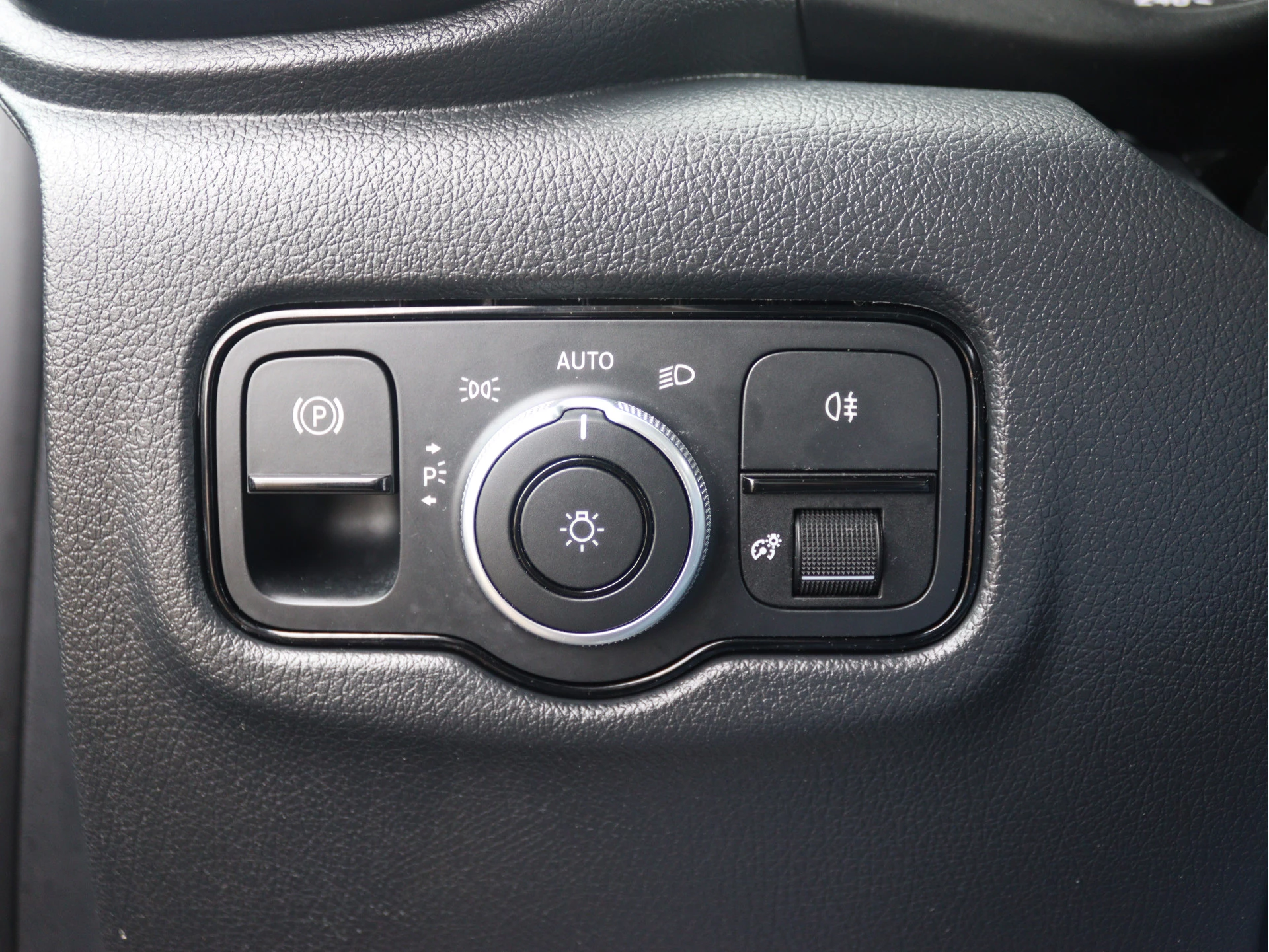 Mercedes-Benz-Vito-image-12