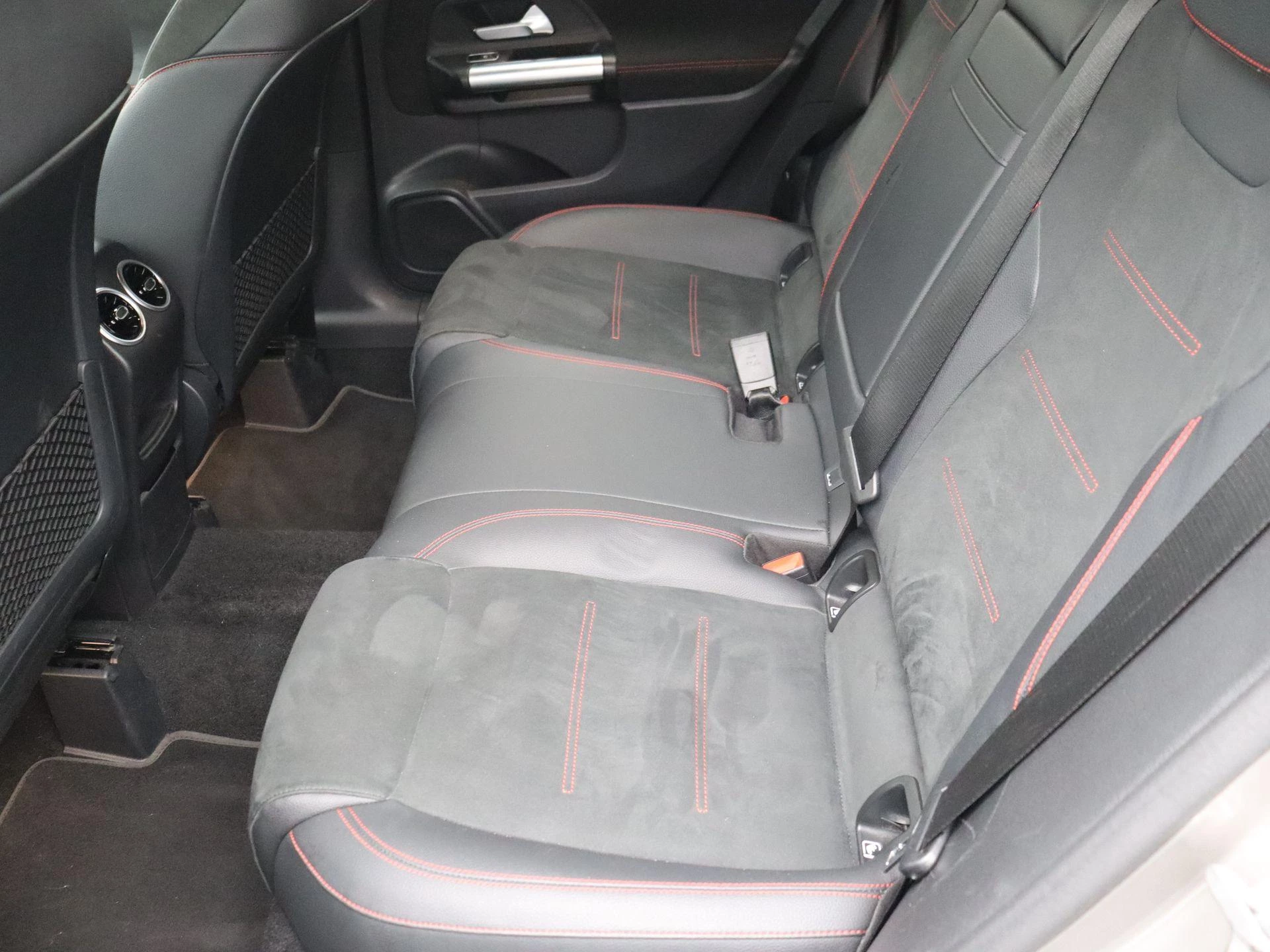 Mercedes-Benz B-Klasse 250 AMG Line + 224 PK + CARPLAY + NIGHTPAKKET +