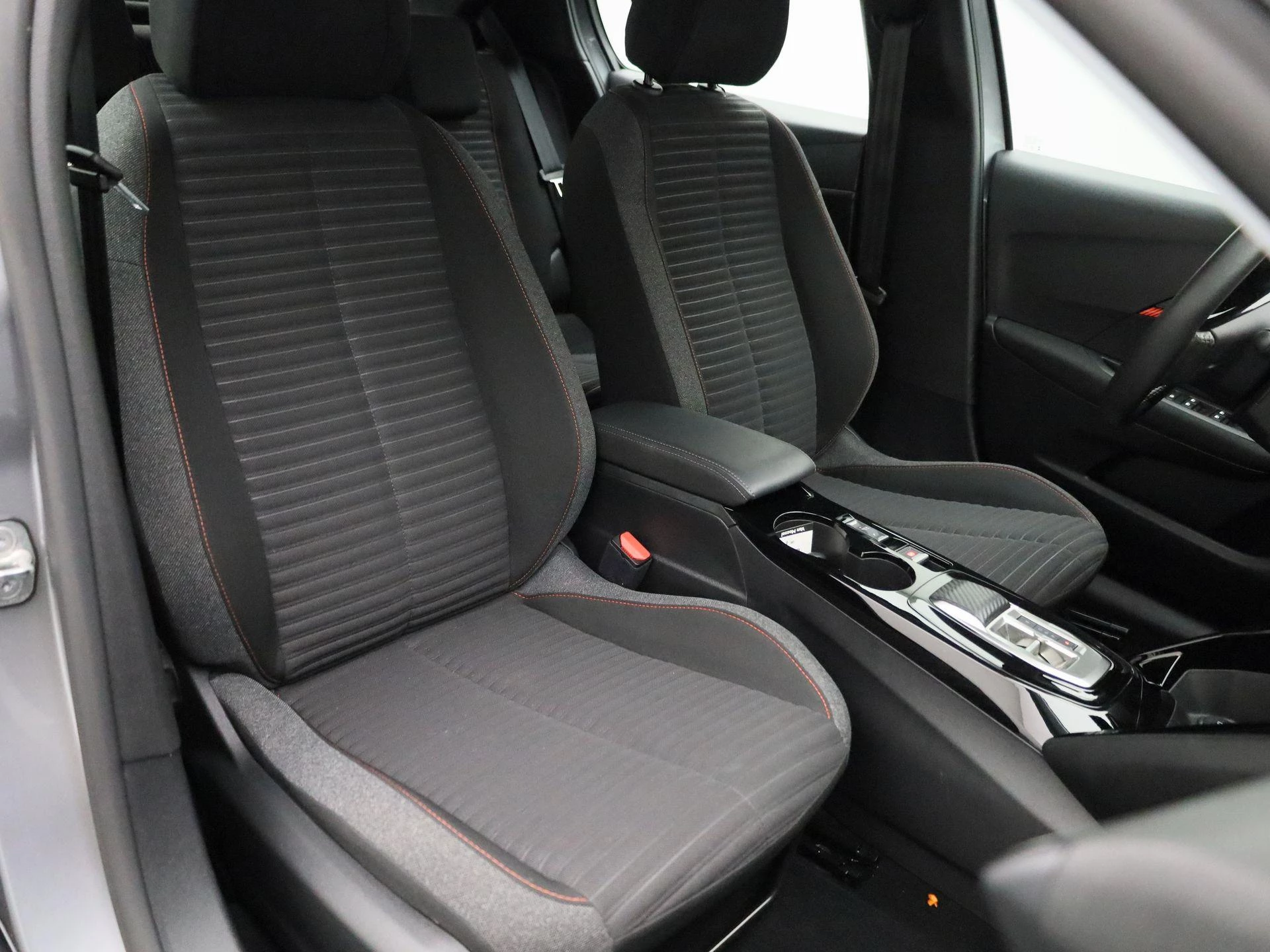 Peugeot-e-208-image-37