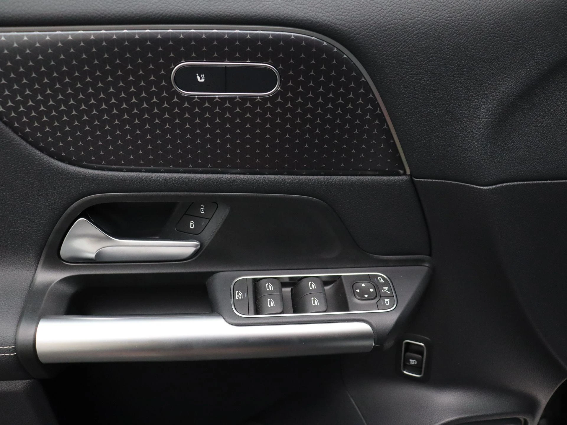 Mercedes-Benz EQA 250+ Business Line + PANO DAK + CARPLAY + CAMERA +