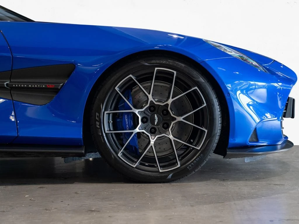 Aston Martin-Vanquish-image-4
