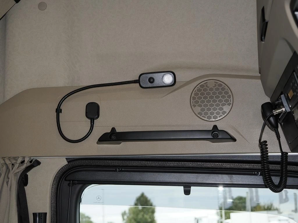 Mercedes-Benz-Actros-image-14