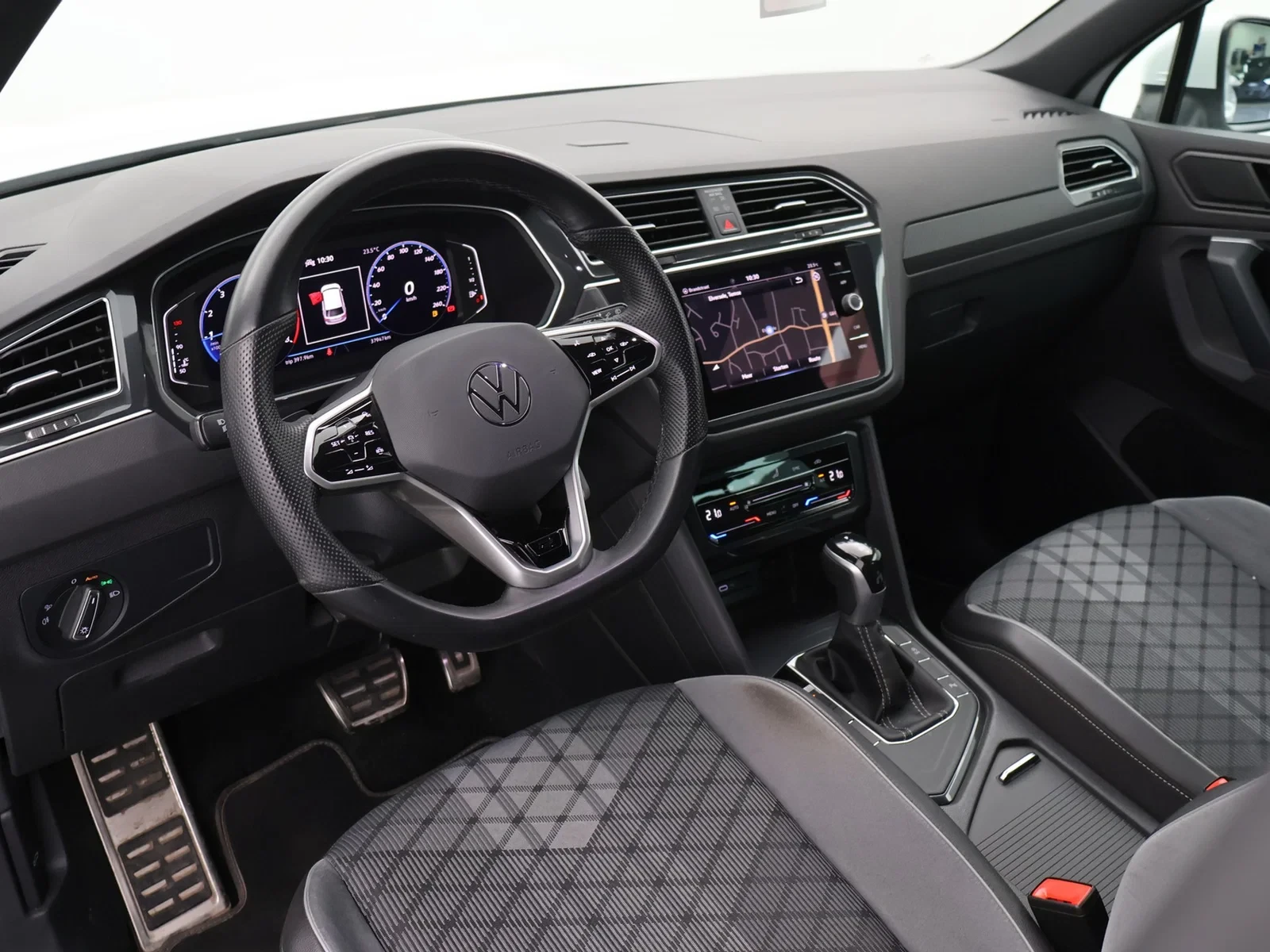 Volkswagen Tiguan R-Line 1.5TSI 150PK *AUTOMAAT*CAMERA*TREKHAAK*ACC*VIRTUAL COCKPIT*NAVI*...*