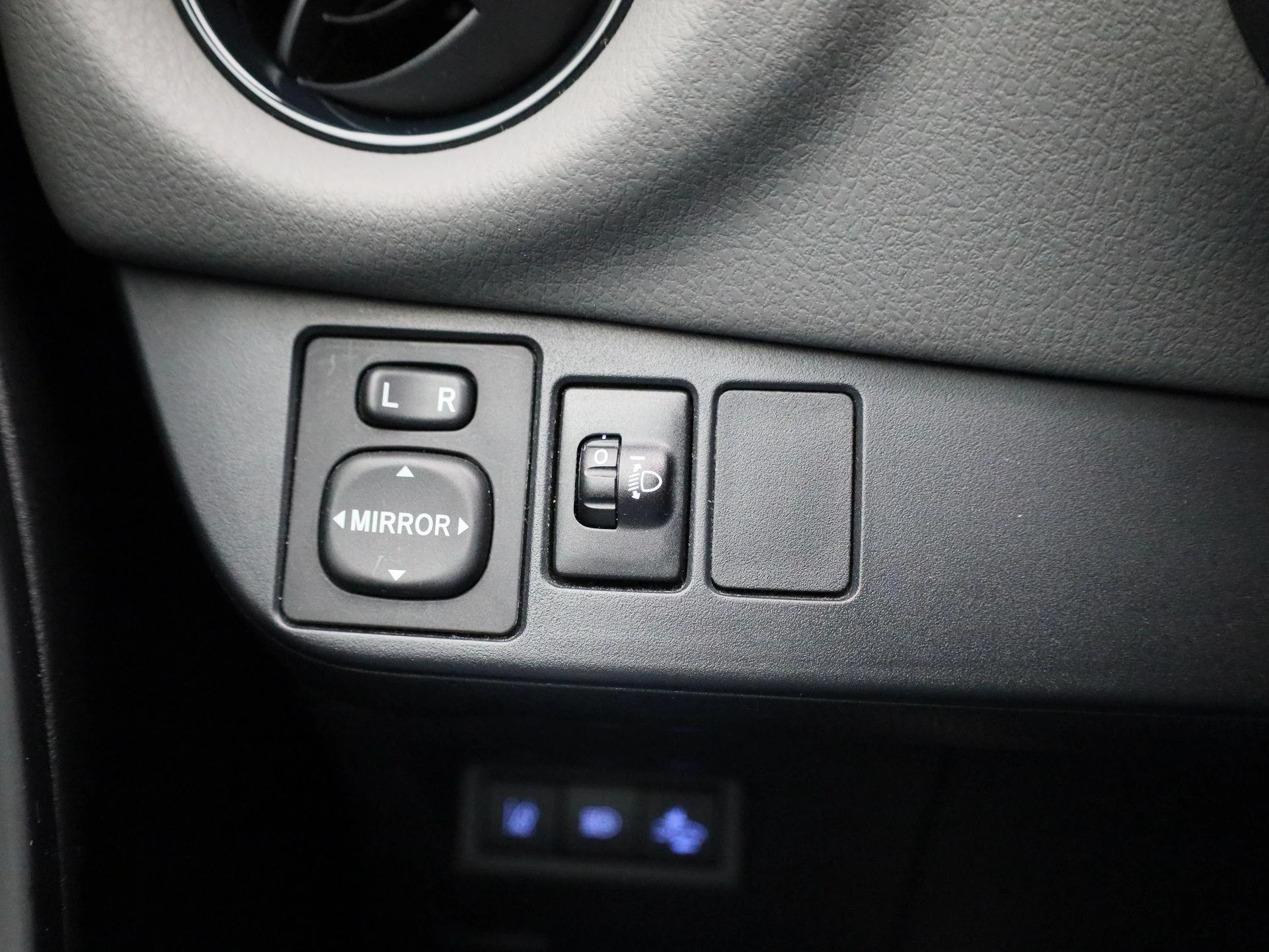 Toyota-Yaris-image-20