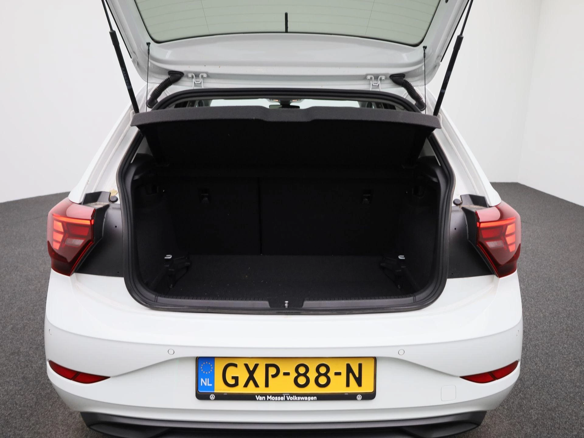 Volkswagen-Polo-image-12