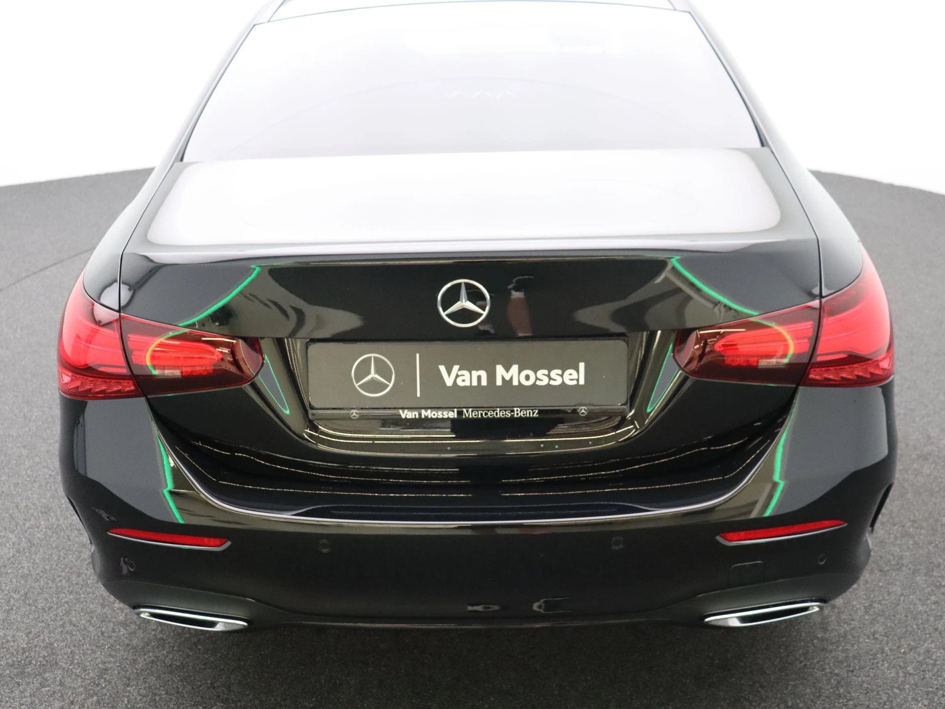 Mercedes-Benz A-Klasse 180 Sedan AMG Line + PANO DAK + MULTIBEAM LED + CARPLAY +