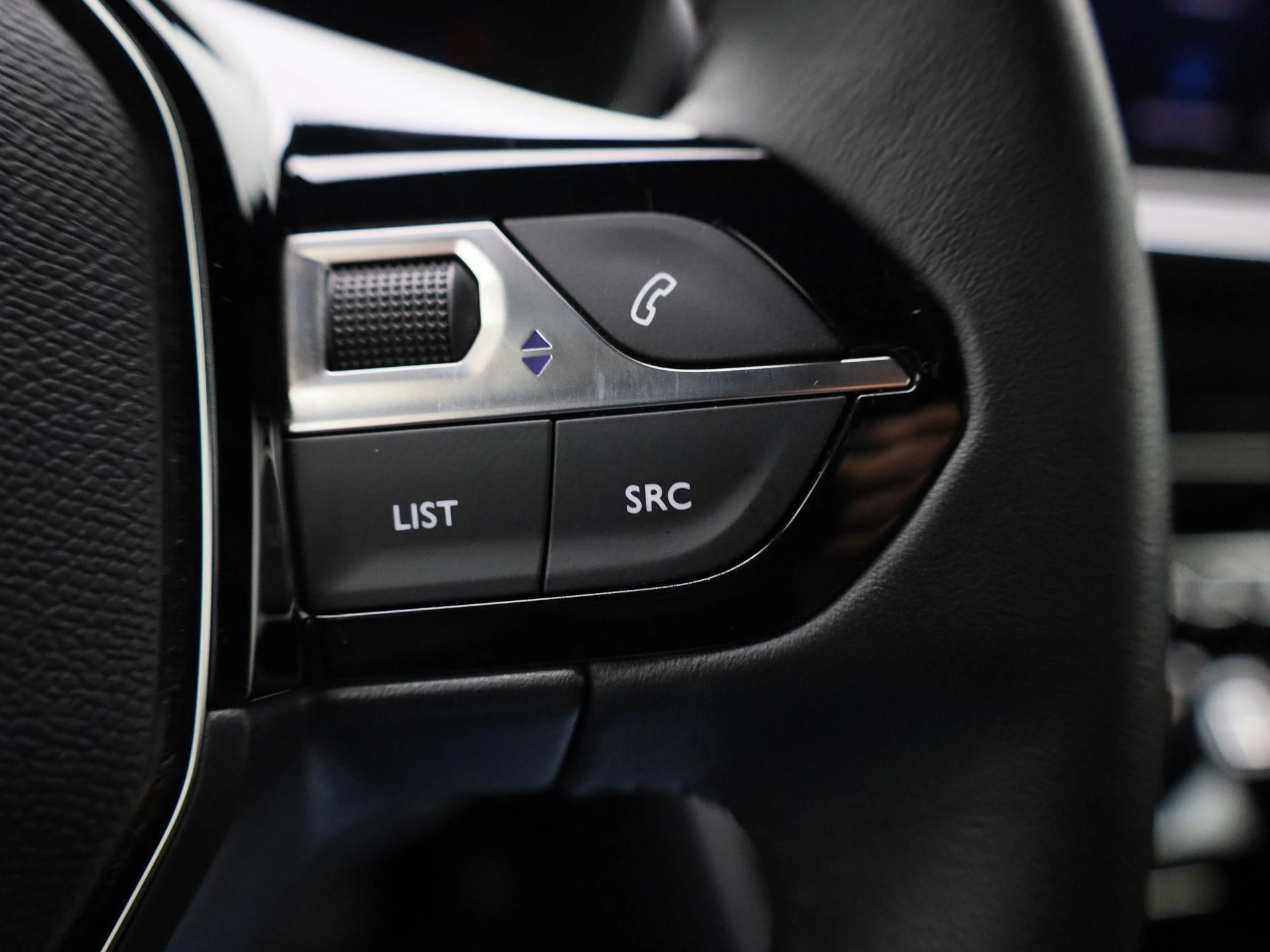 Peugeot-e-2008-image-18