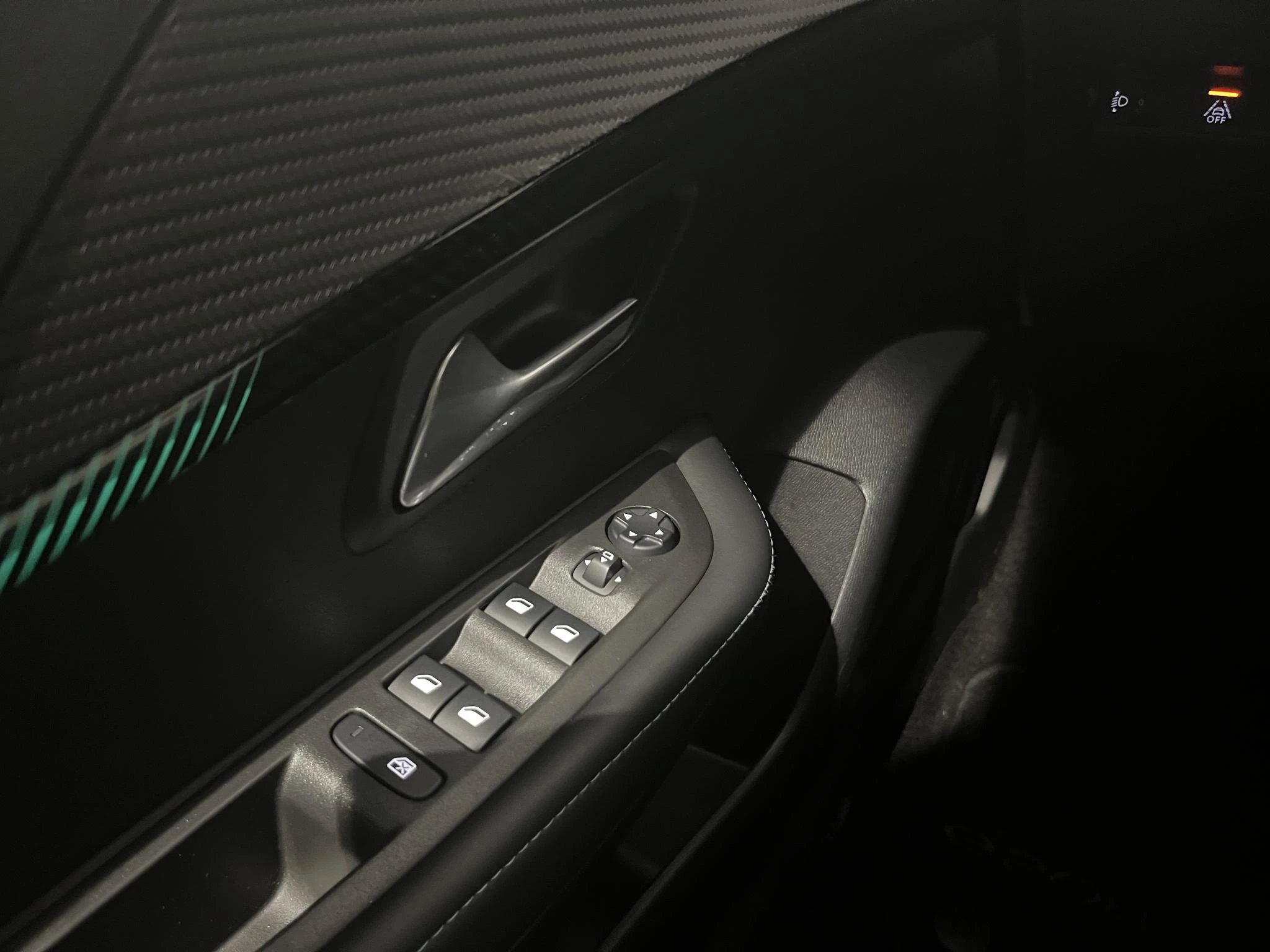 Peugeot-e-208-image-15