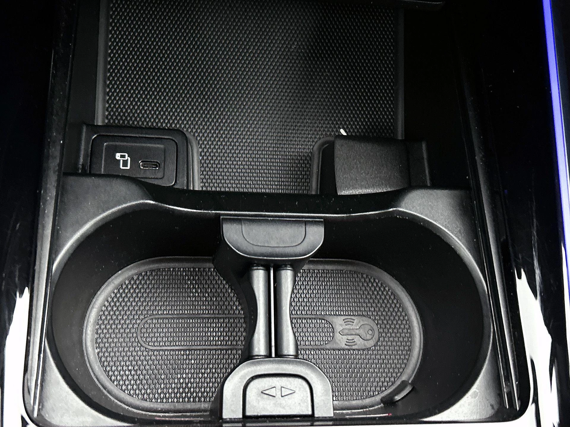 Mercedes-Benz-EQA-image-30