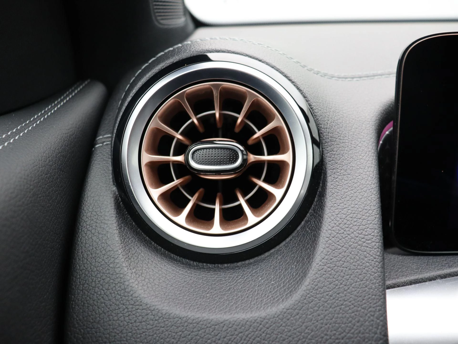 Mercedes-Benz-EQB-image-8