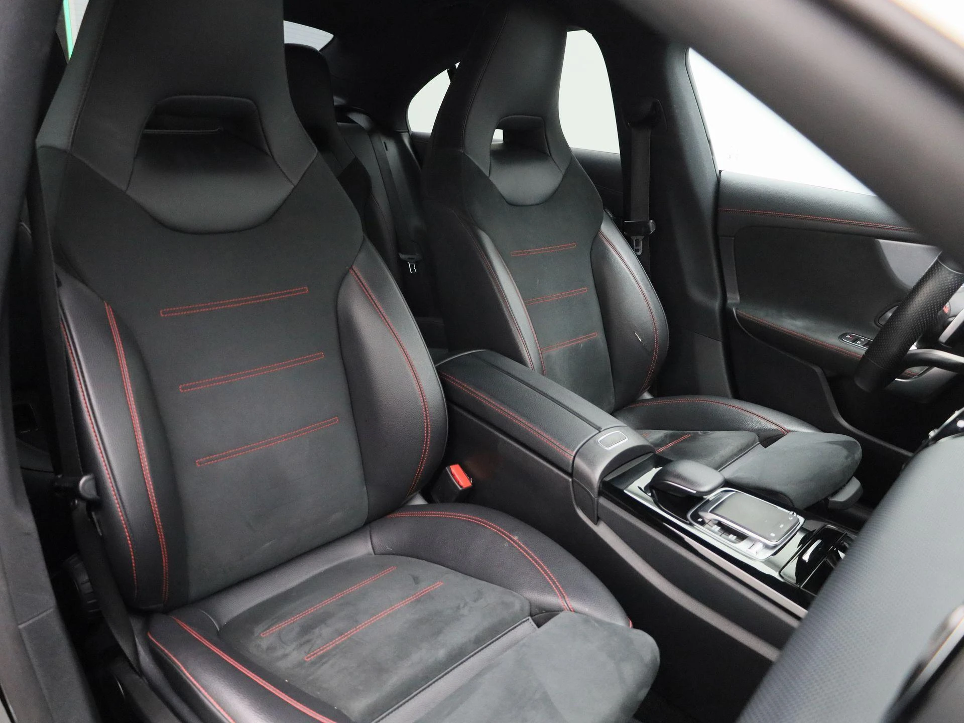 Mercedes-Benz-CLA-image-40